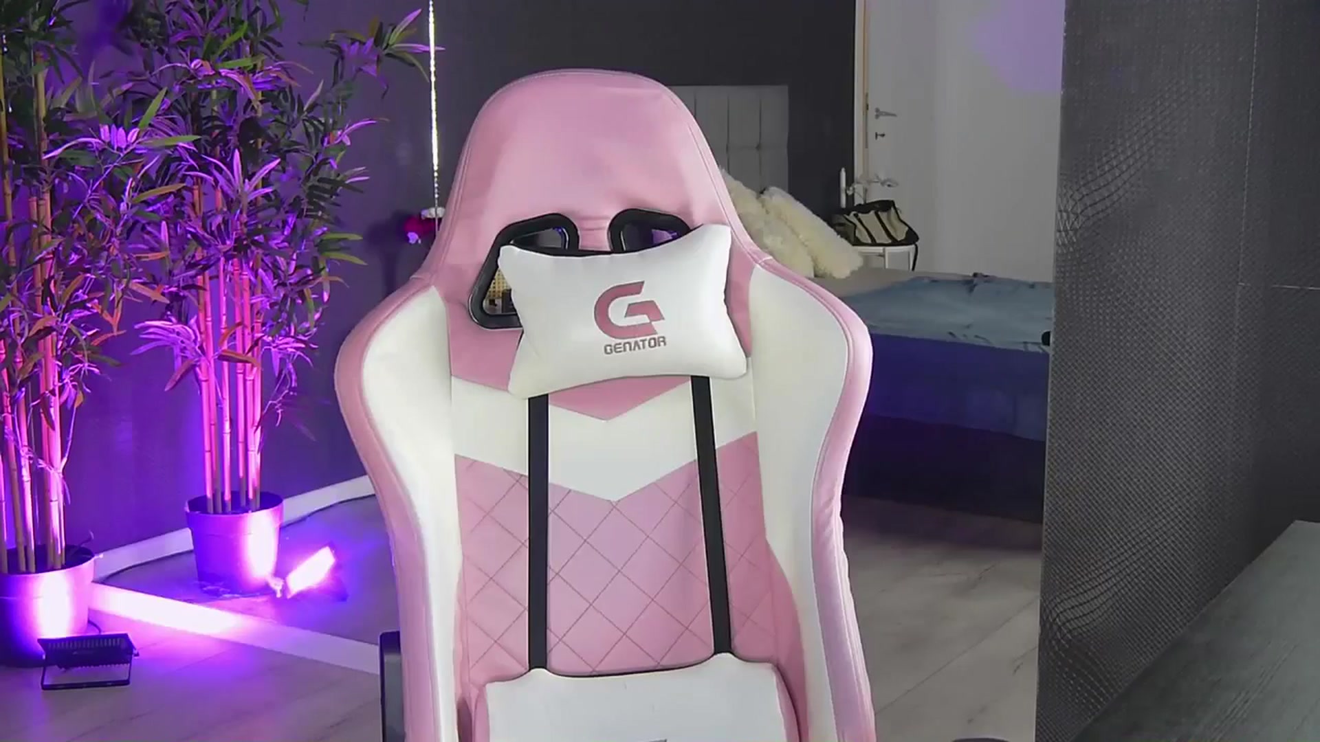 Gallery image thumbnail from Shayblonde's myfreecams stream on, 11/22/2024, 13:30 image 18 of 20