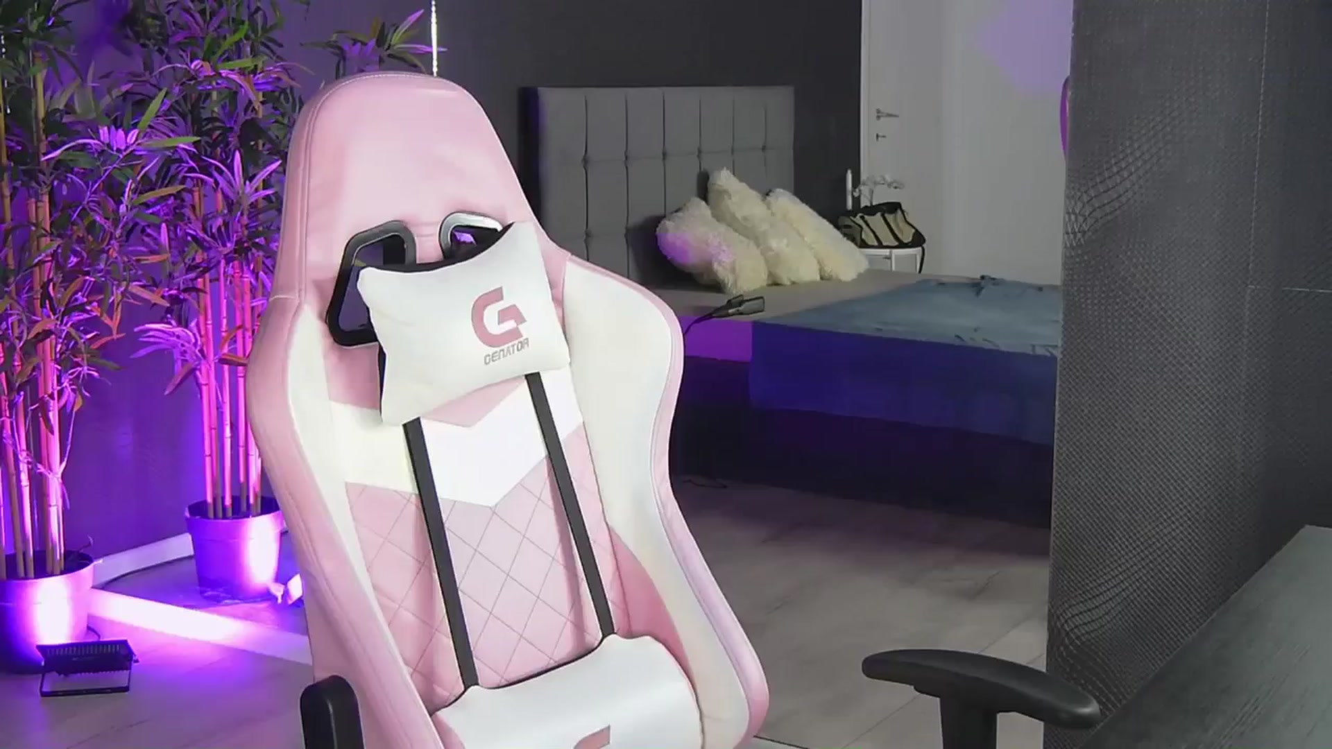 Gallery image thumbnail from Shayblonde's myfreecams stream on, 11/22/2024, 13:30 image 13 of 20