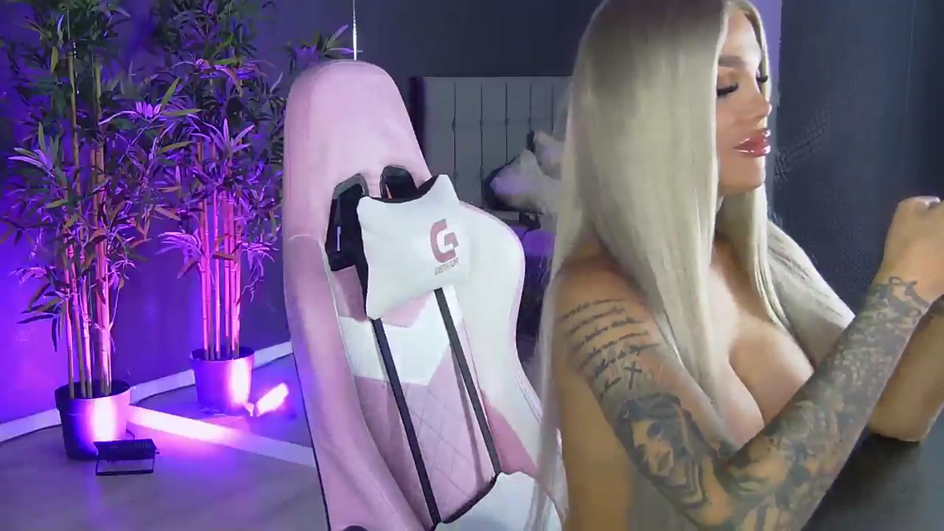 Gallery image thumbnail from Shayblonde's myfreecams stream on, 11/22/2024, 14:39 image 5 of 20