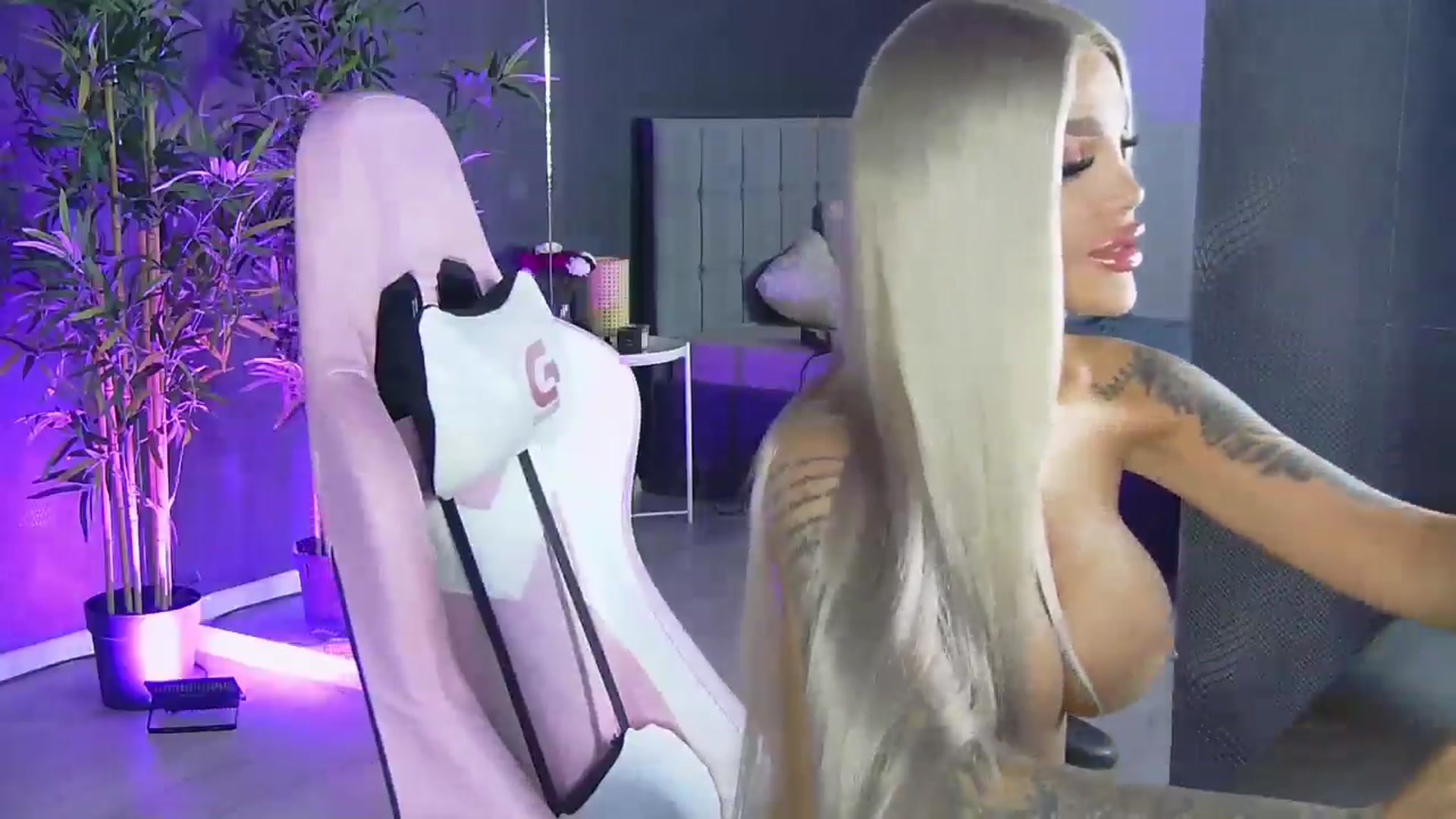 Gallery image thumbnail from Shayblonde's myfreecams stream on, 11/22/2024, 14:39 image 14 of 20