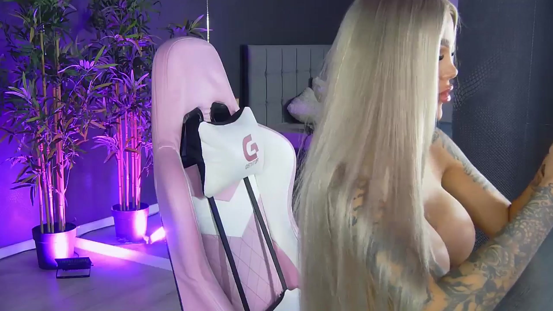Gallery image thumbnail from Shayblonde's myfreecams stream on, 11/22/2024, 14:39 image 11 of 20