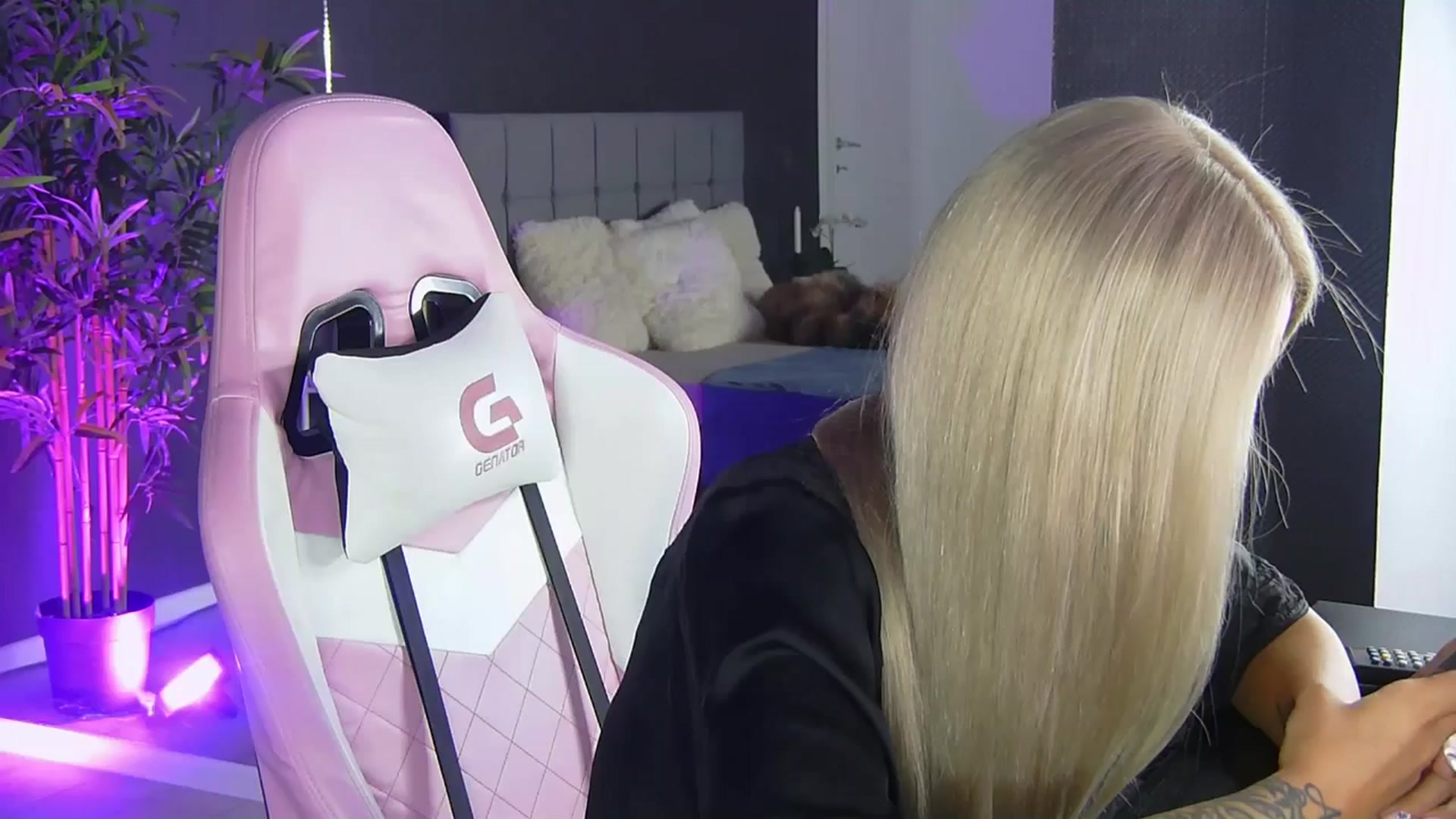 Gallery image thumbnail from Shayblonde's myfreecams stream on, 11/23/2024, 15:08 image 1 of 20