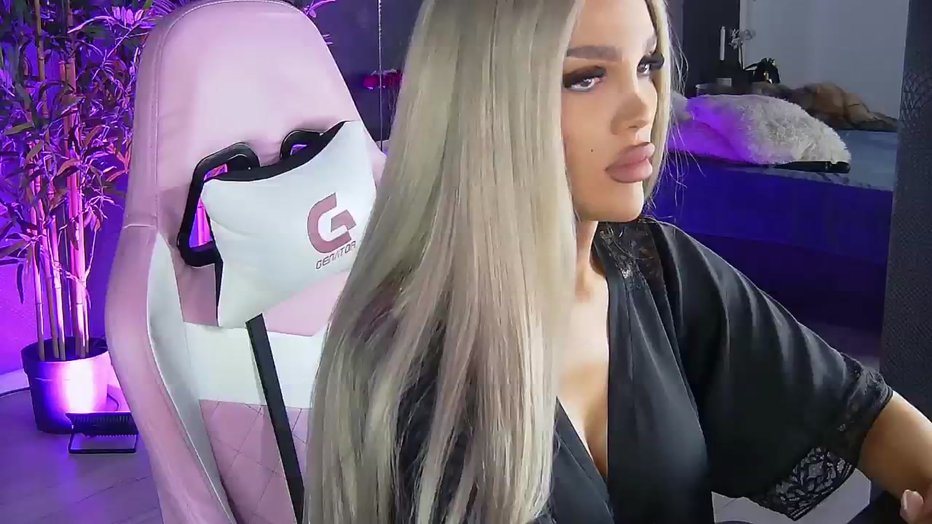 Gallery image thumbnail from Shayblonde's myfreecams stream on, 11/24/2024, 09:50 image 10 of 20