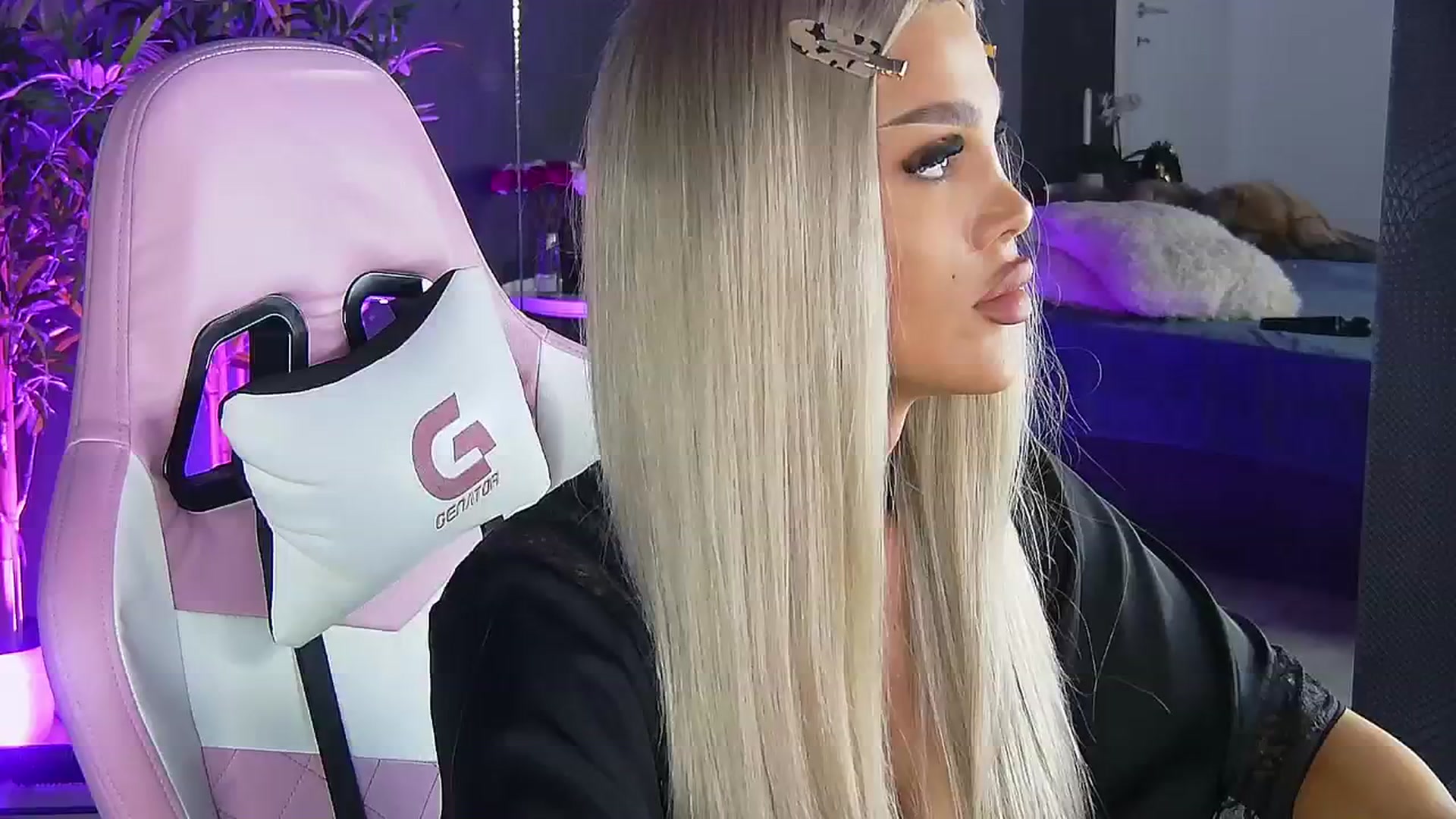 Gallery image thumbnail from Shayblonde's myfreecams stream on, 11/24/2024, 09:50 image 18 of 20