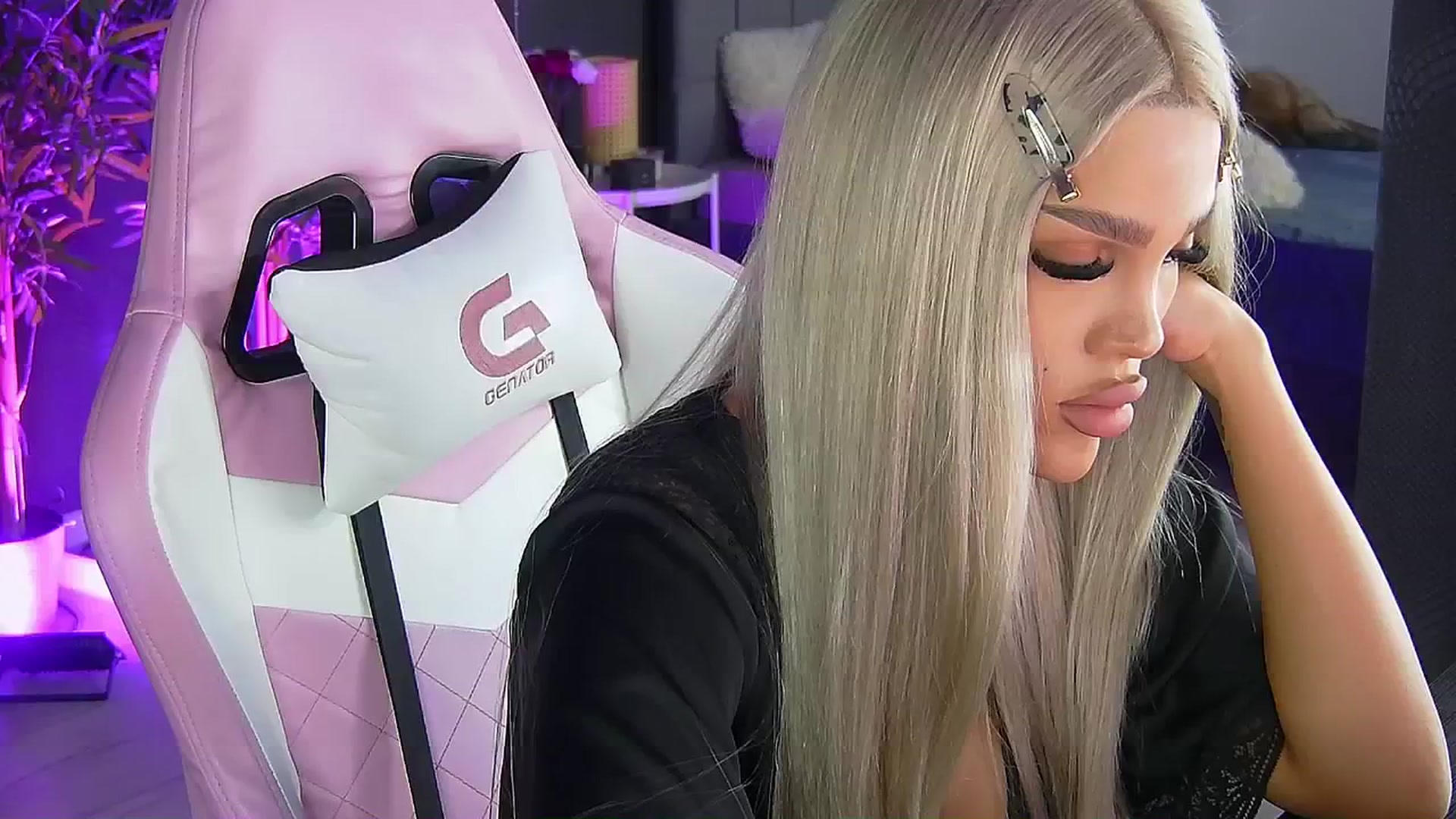 Gallery image thumbnail from Shayblonde's myfreecams stream on, 11/24/2024, 09:50 image 19 of 20