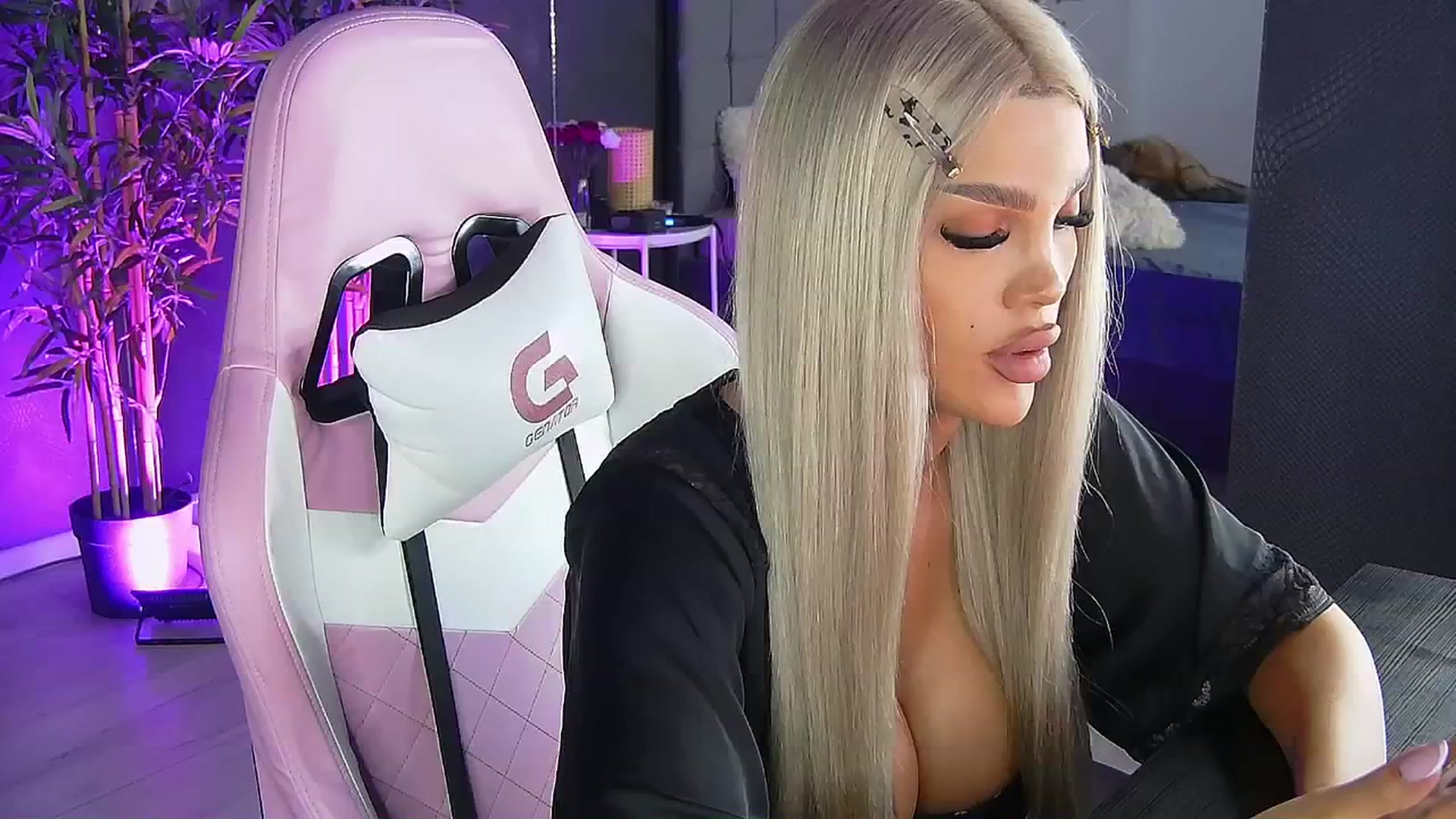 Gallery image thumbnail from Shayblonde's myfreecams stream on, 11/24/2024, 09:50 image 20 of 20