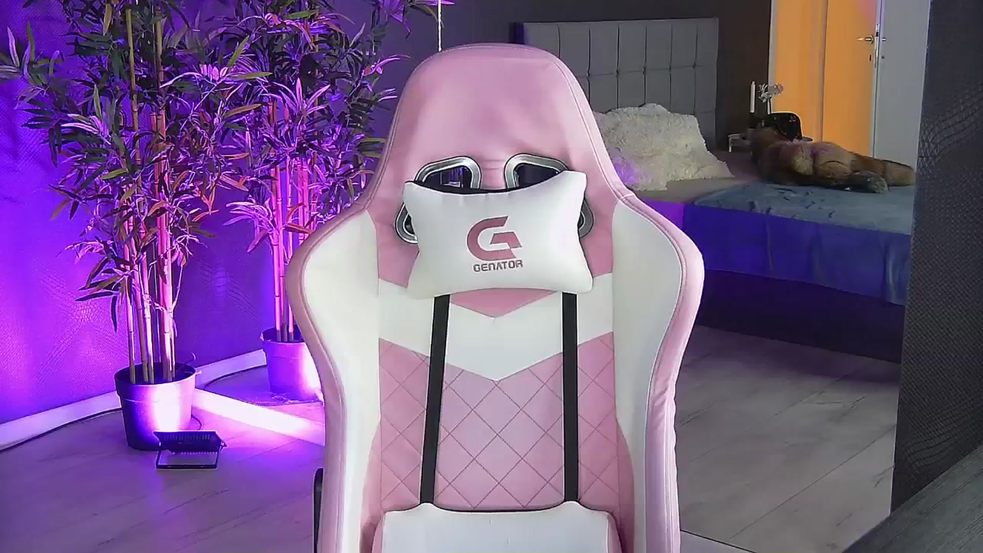 Gallery image thumbnail from Shayblonde's myfreecams stream on, 11/24/2024, 14:27 image 9 of 20
