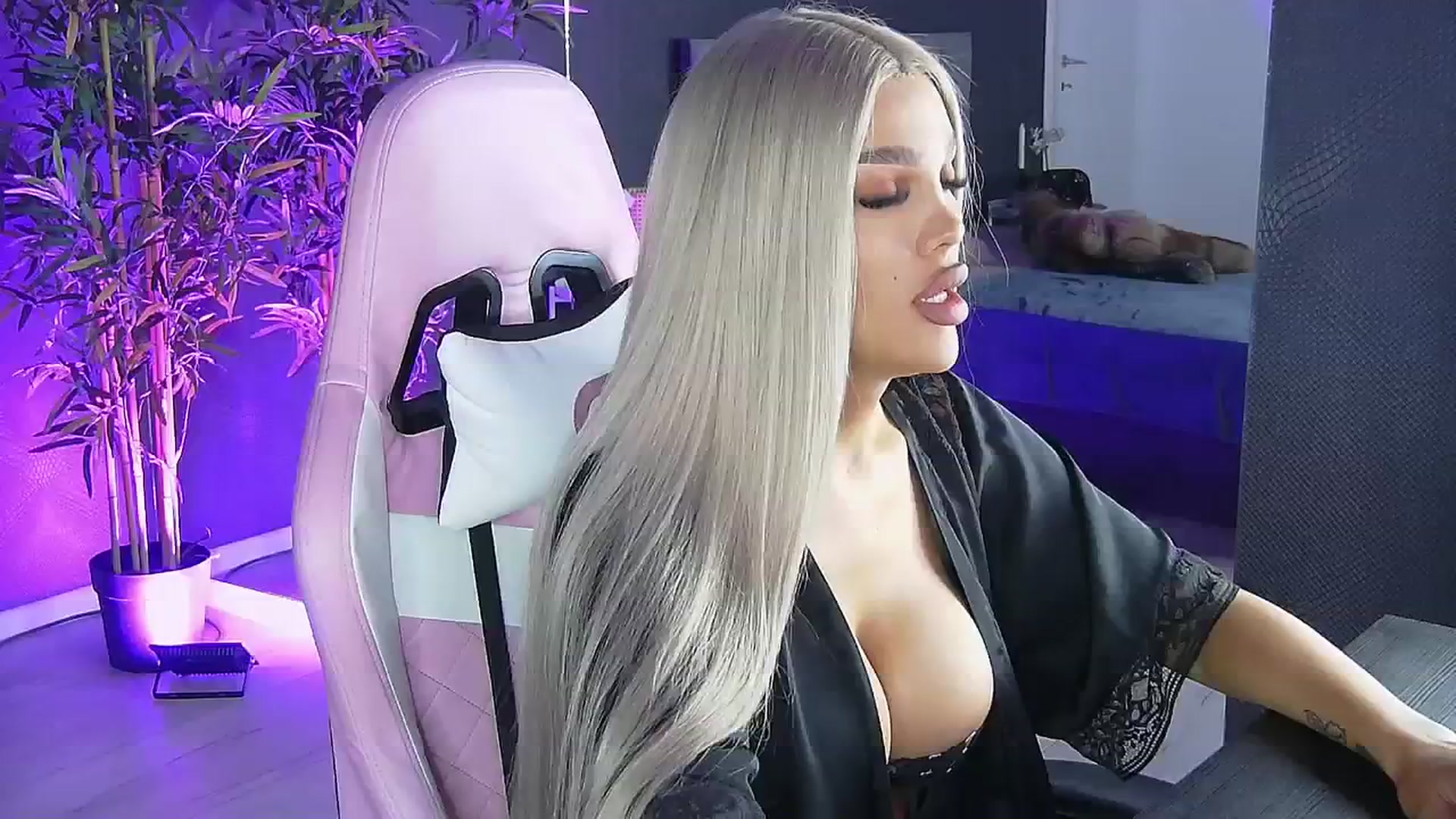 Gallery image thumbnail from Shayblonde's myfreecams stream on, 11/24/2024, 14:27 image 10 of 20