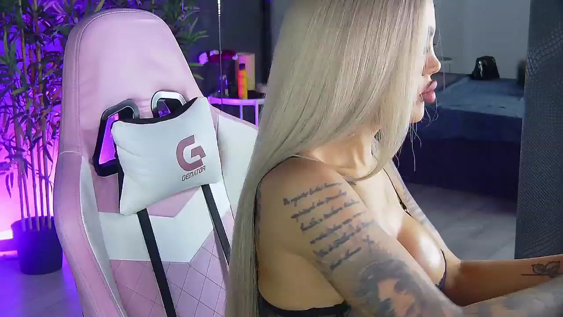 Gallery image thumbnail from Shayblonde's myfreecams stream on, 12/05/2024, 14:05 image 3 of 20