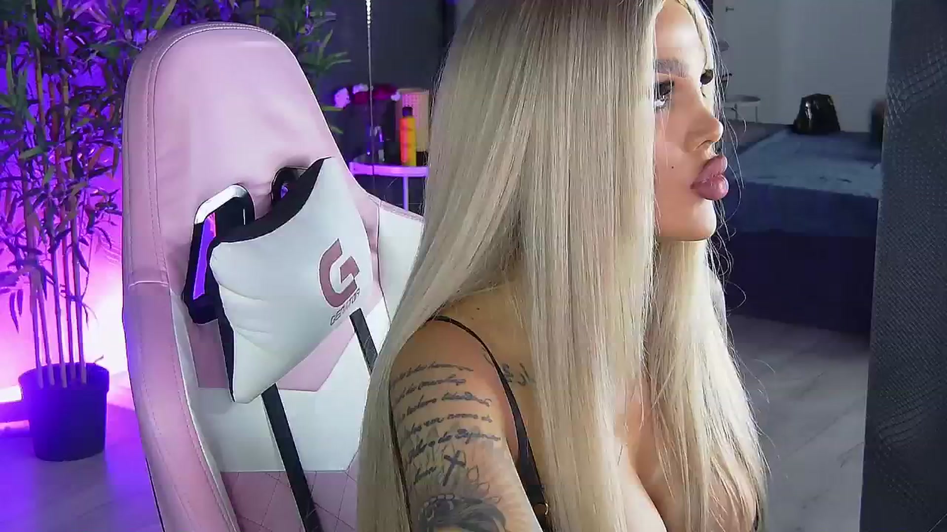 Gallery image thumbnail from Shayblonde's myfreecams stream on, 12/05/2024, 14:05 image 8 of 20