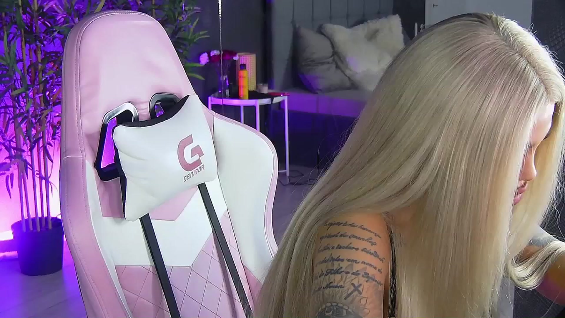Gallery image thumbnail from Shayblonde's myfreecams stream on, 12/05/2024, 14:05 image 7 of 20