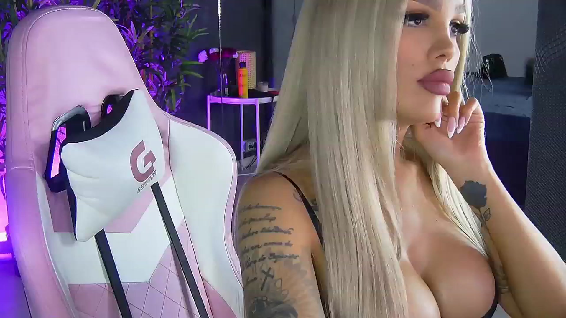 Gallery image thumbnail from Shayblonde's myfreecams stream on, 12/05/2024, 14:05 image 13 of 20