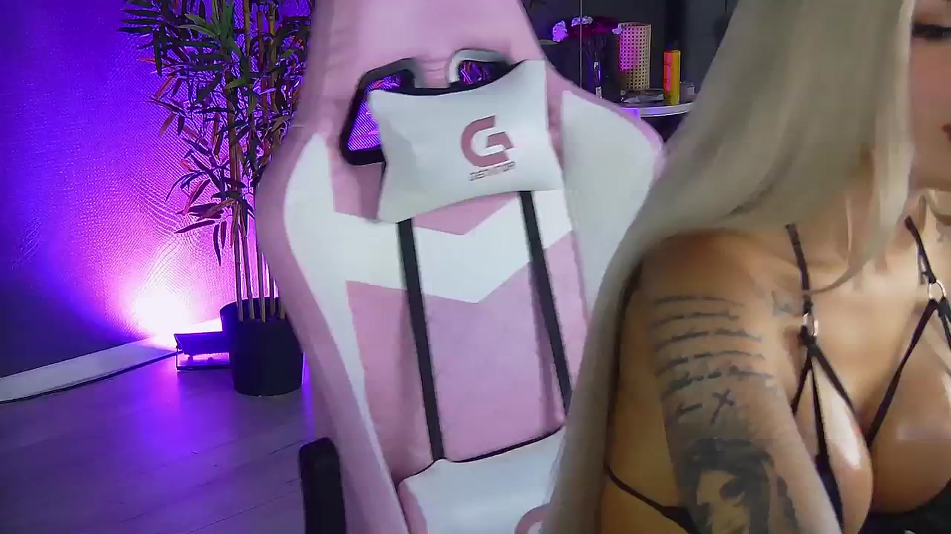 Gallery image thumbnail from Shayblonde's myfreecams stream on, 12/08/2024, 22:27 image 18 of 20