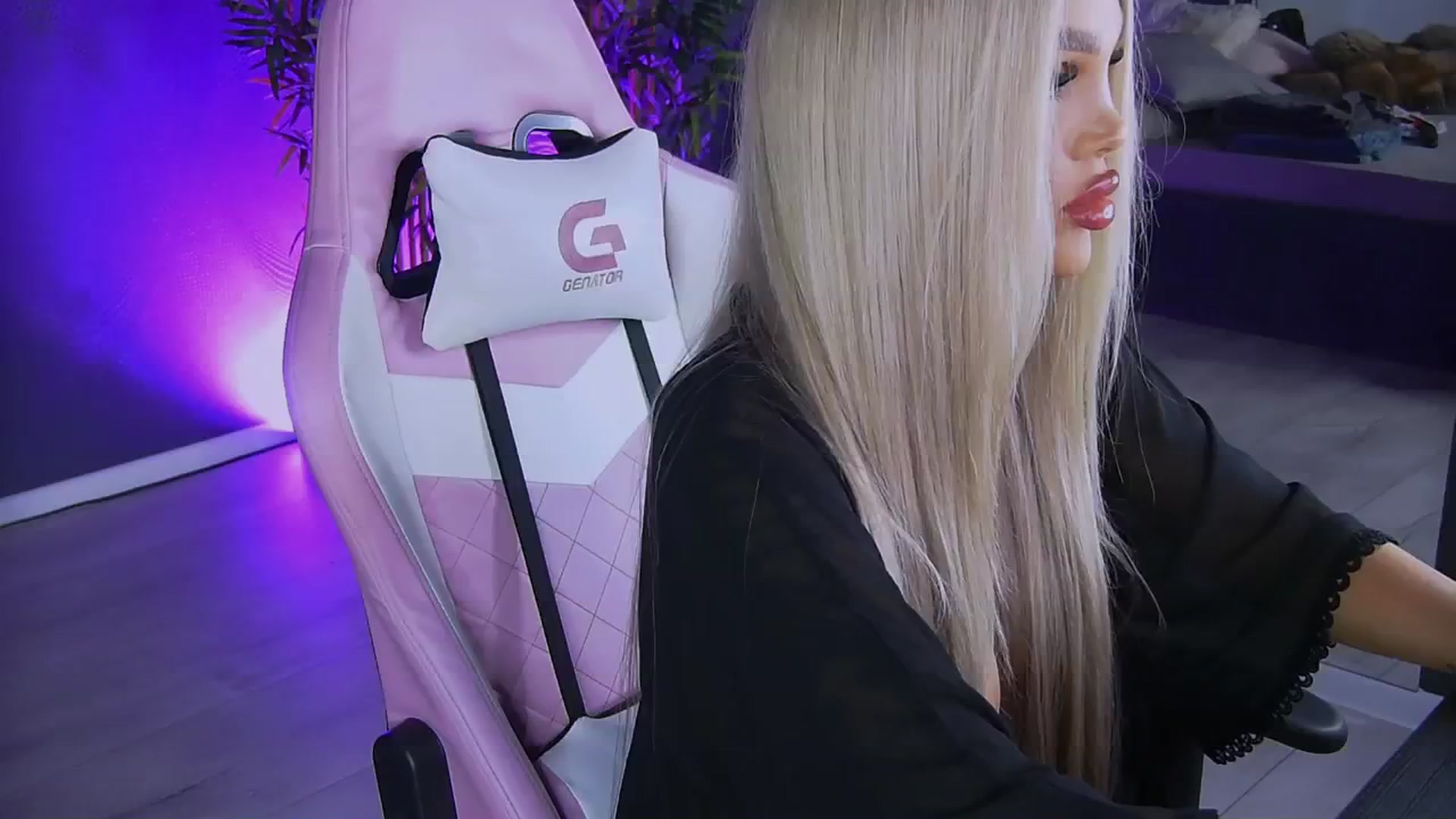 Gallery image thumbnail from Shayblonde's myfreecams stream on, 12/12/2024, 24:01 image 17 of 20