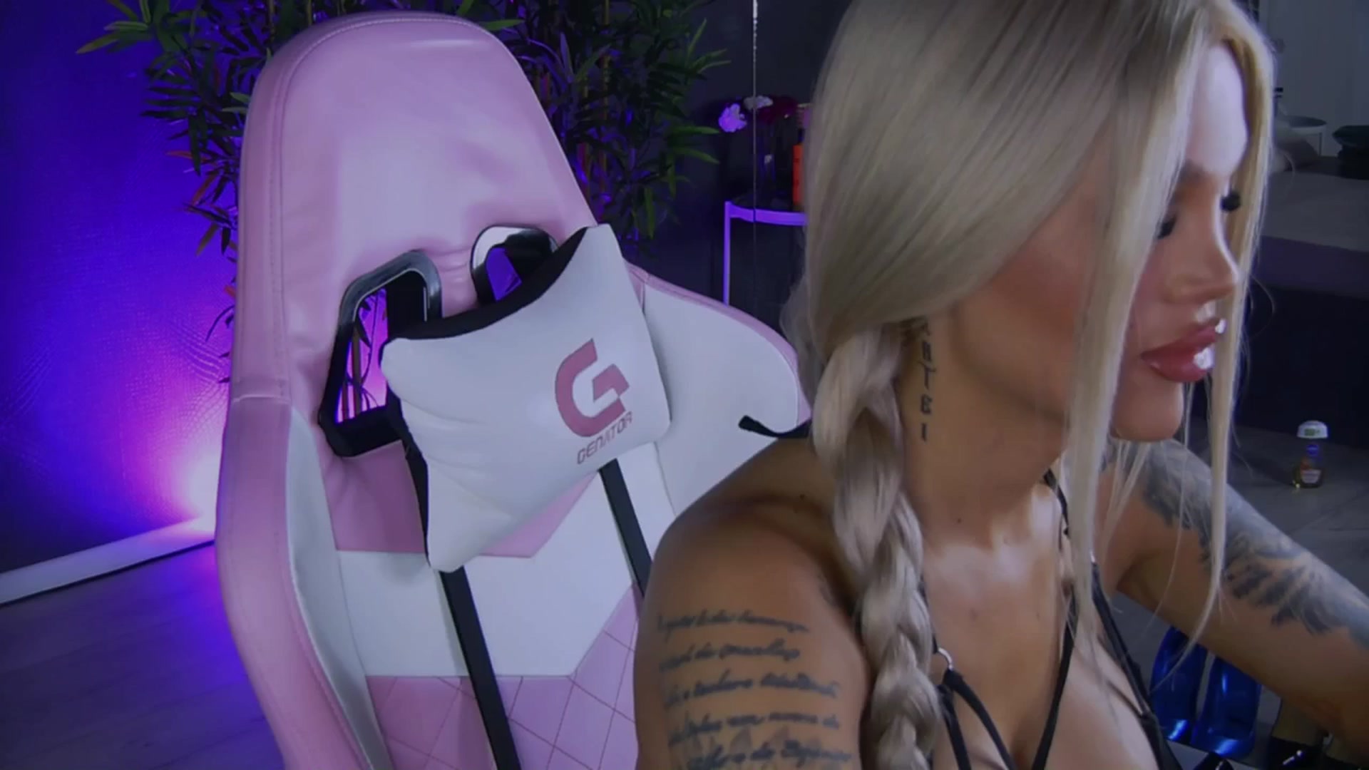 Gallery image thumbnail from Shayblonde's myfreecams stream on, 12/16/2024, 24:38 image 5 of 20