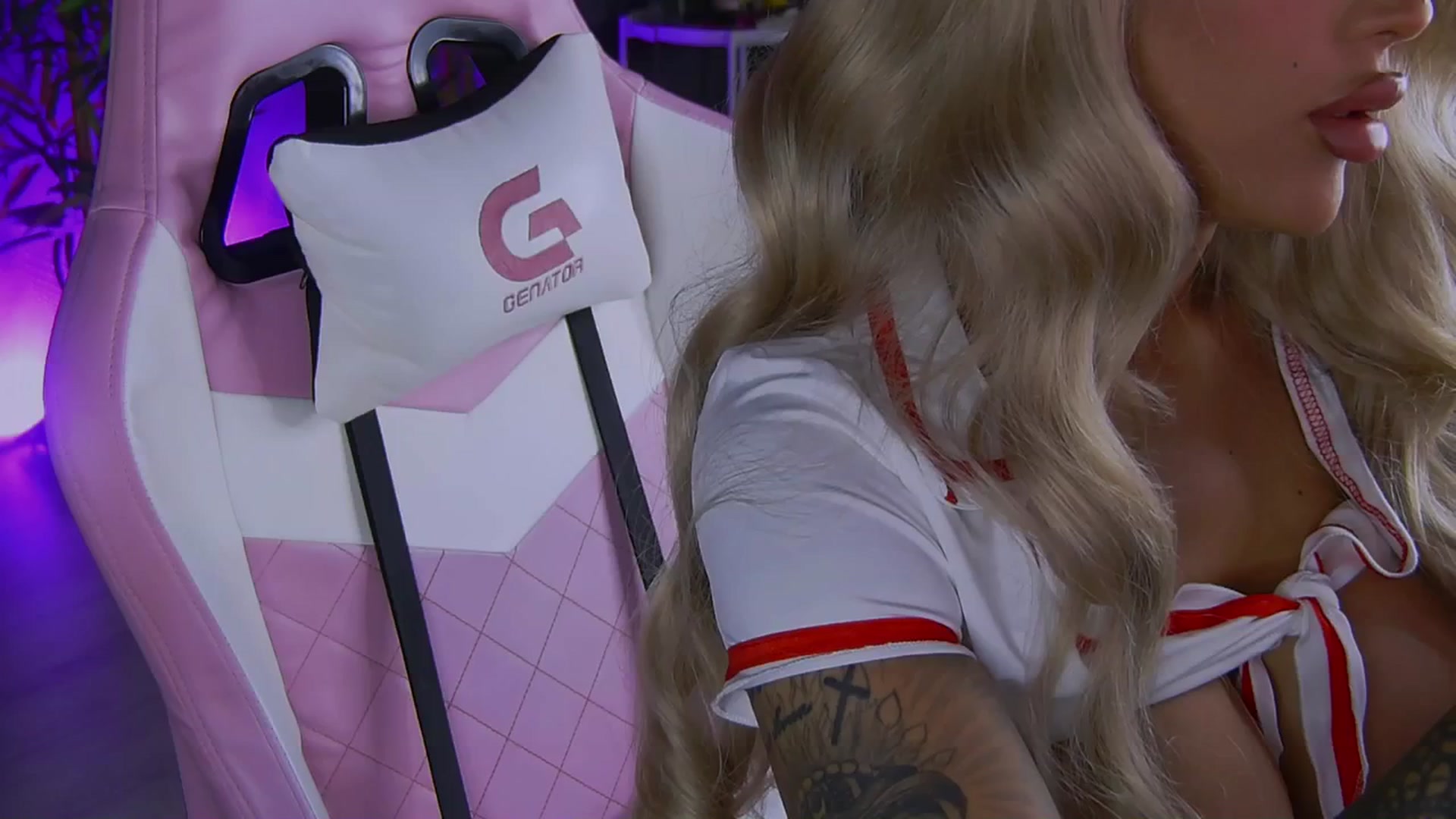 Gallery image thumbnail from Shayblonde's myfreecams stream on, 12/17/2024, 22:30 image 4 of 20