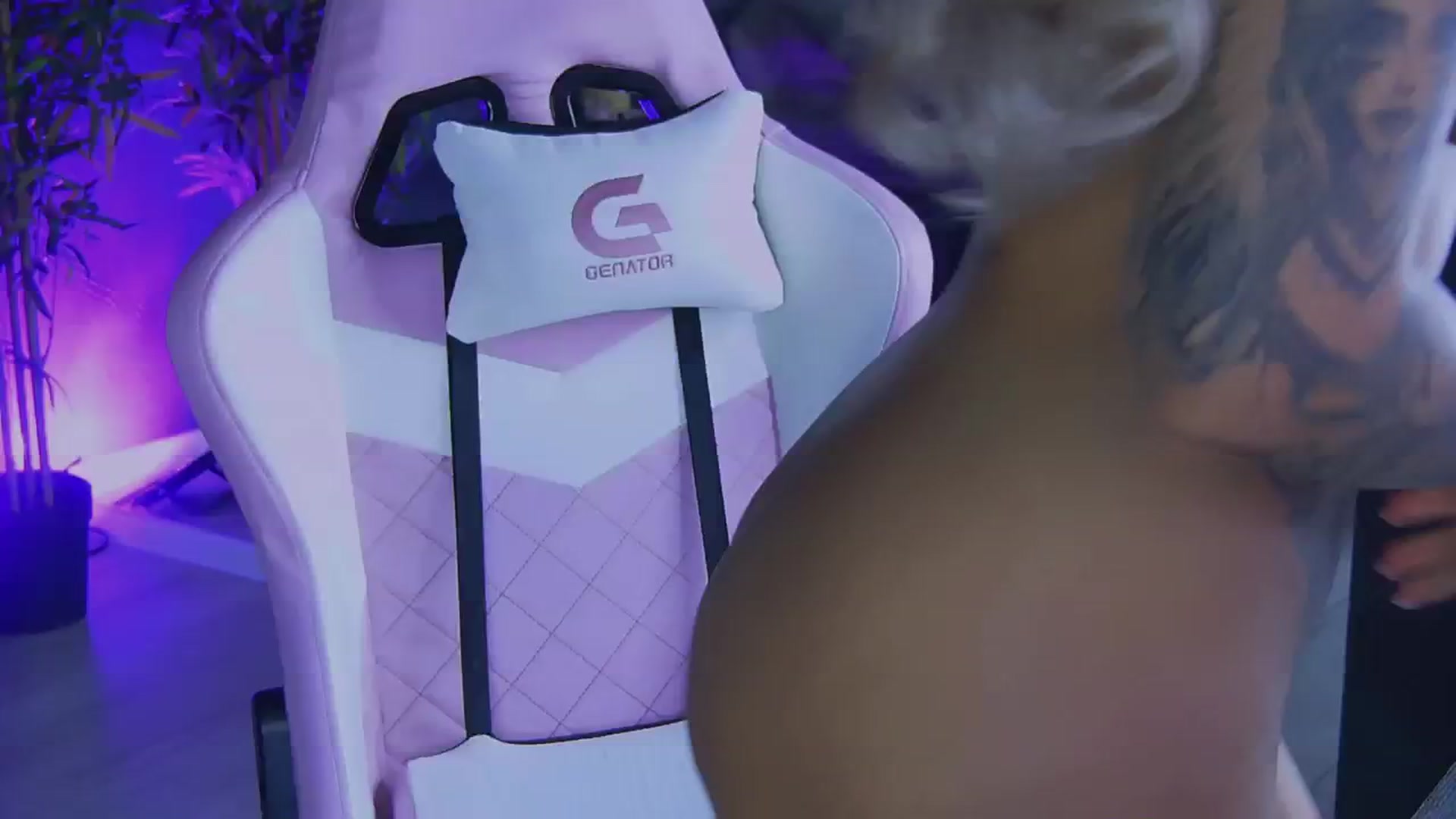Gallery image thumbnail from Shayblonde's myfreecams stream on, 12/18/2024, 24:30 image 13 of 20