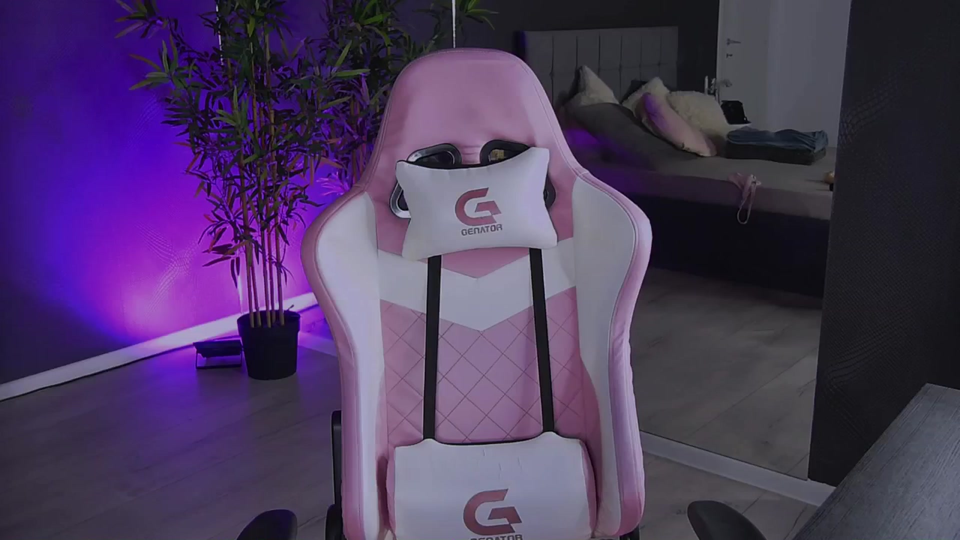 Gallery image thumbnail from Shayblonde's myfreecams stream on, 12/19/2024, 24:46 image 5 of 20