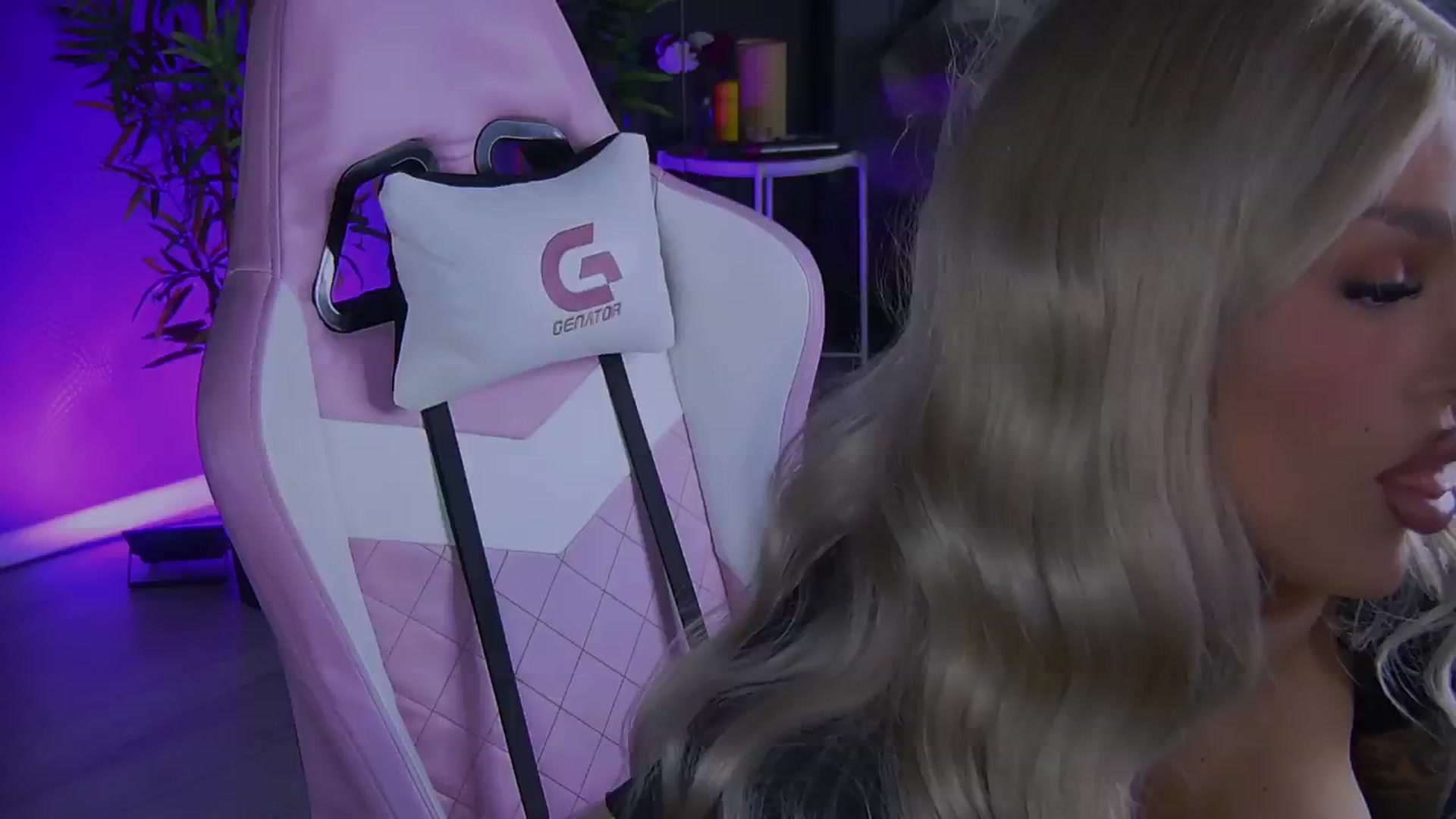 Gallery image thumbnail from Shayblonde's myfreecams stream on, 12/19/2024, 24:46 image 18 of 20