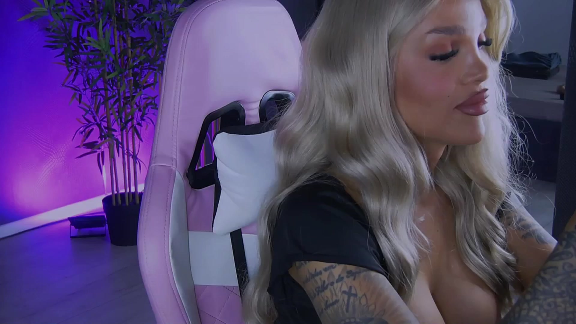 Gallery image thumbnail from Shayblonde's myfreecams stream on, 12/19/2024, 24:46 image 9 of 20