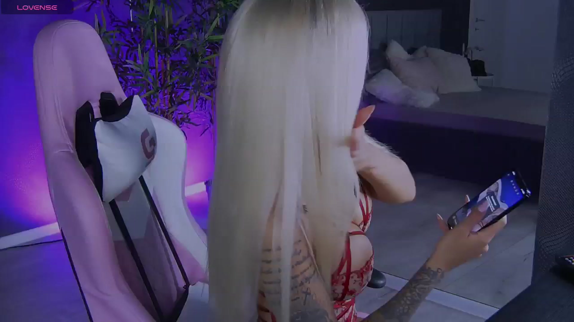 Gallery image thumbnail from Shayblonde's myfreecams stream on, 12/25/2024, 24:10 image 4 of 20