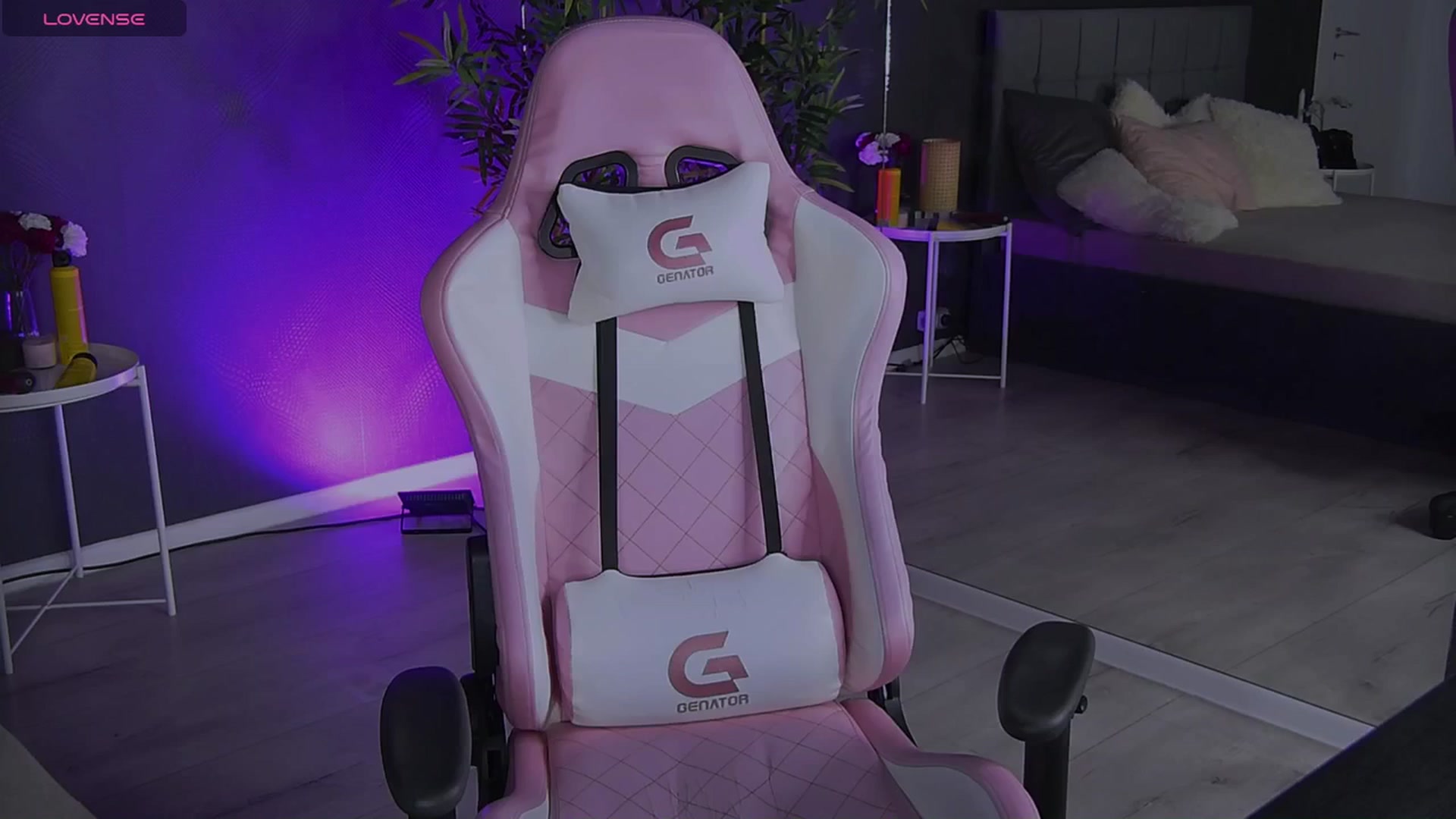 Gallery image thumbnail from Shayblonde's myfreecams stream on, 12/25/2024, 24:10 image 10 of 20
