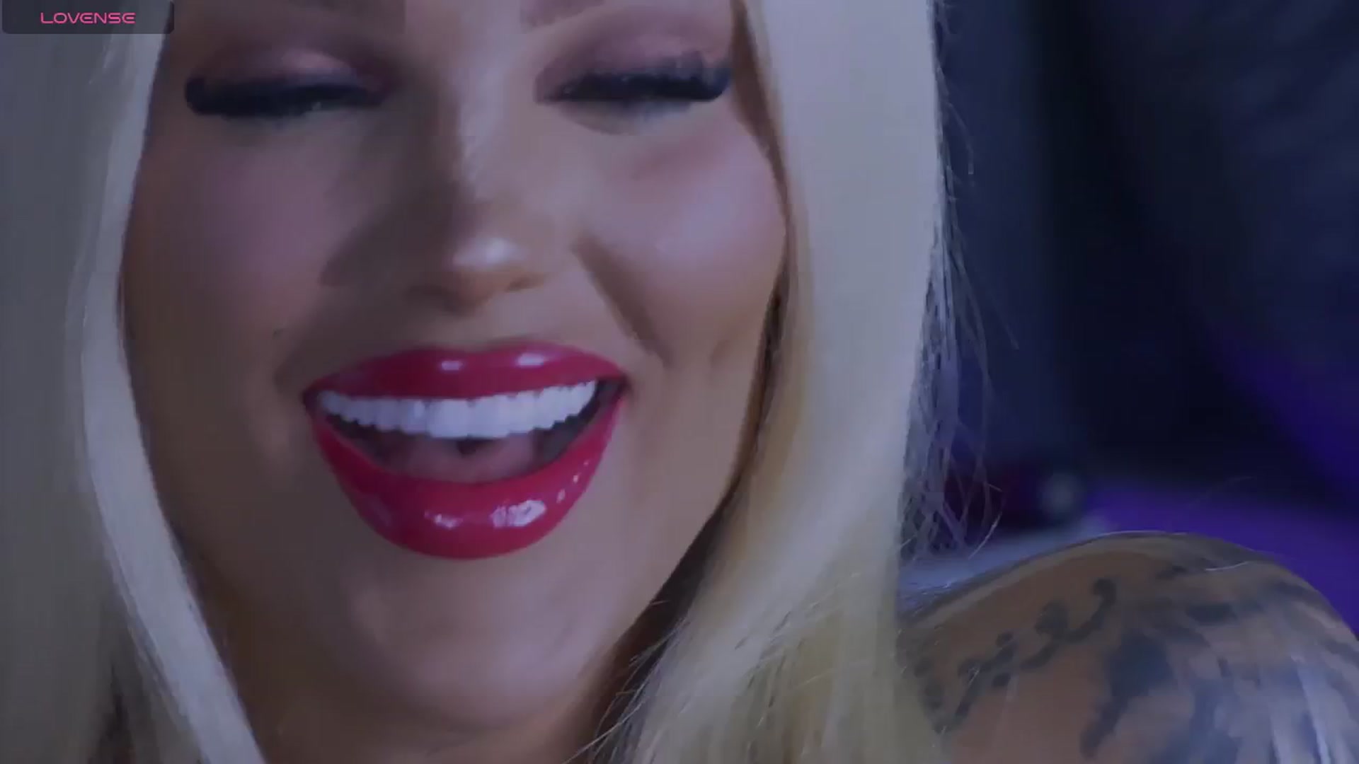 Gallery image thumbnail from Shayblonde's myfreecams stream on, 12/25/2024, 24:10 image 7 of 20