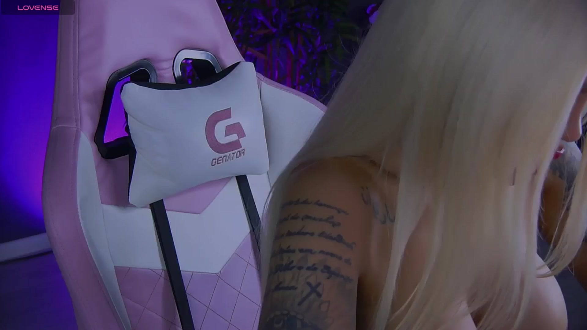 Gallery image thumbnail from Shayblonde's myfreecams stream on, 12/25/2024, 02:10 image 15 of 20