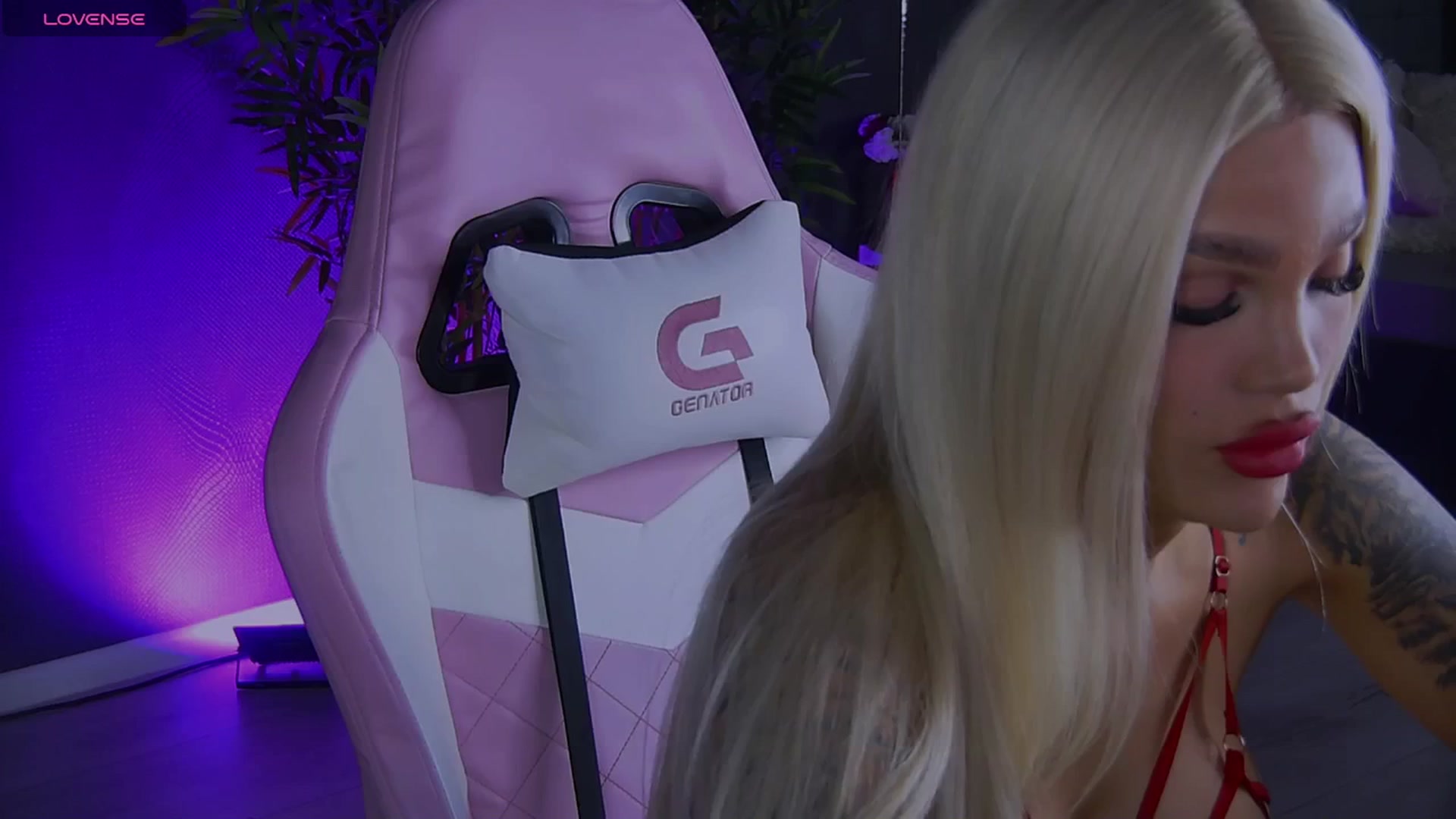 Gallery image thumbnail from Shayblonde's myfreecams stream on, 12/25/2024, 03:53 image 16 of 20