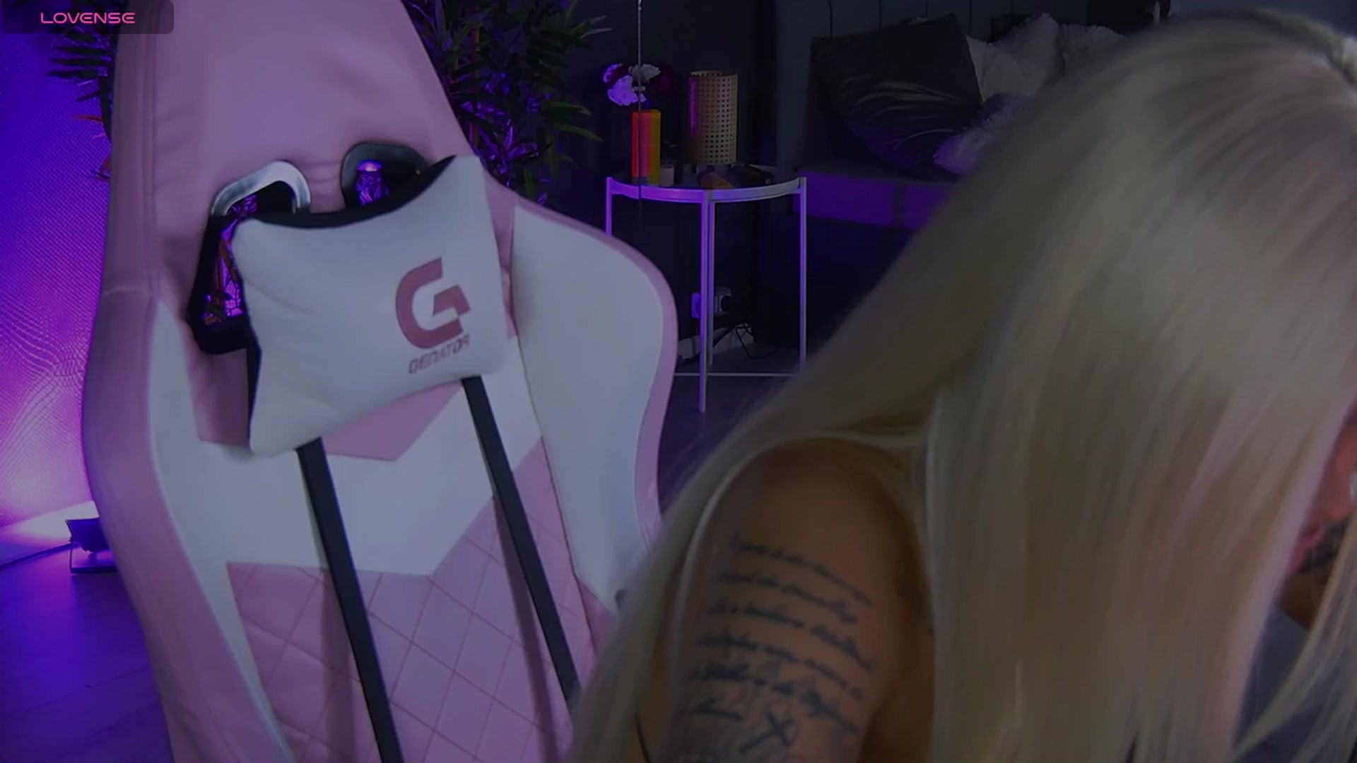 Gallery image thumbnail from Shayblonde's myfreecams stream on, 12/25/2024, 23:53 image 13 of 20