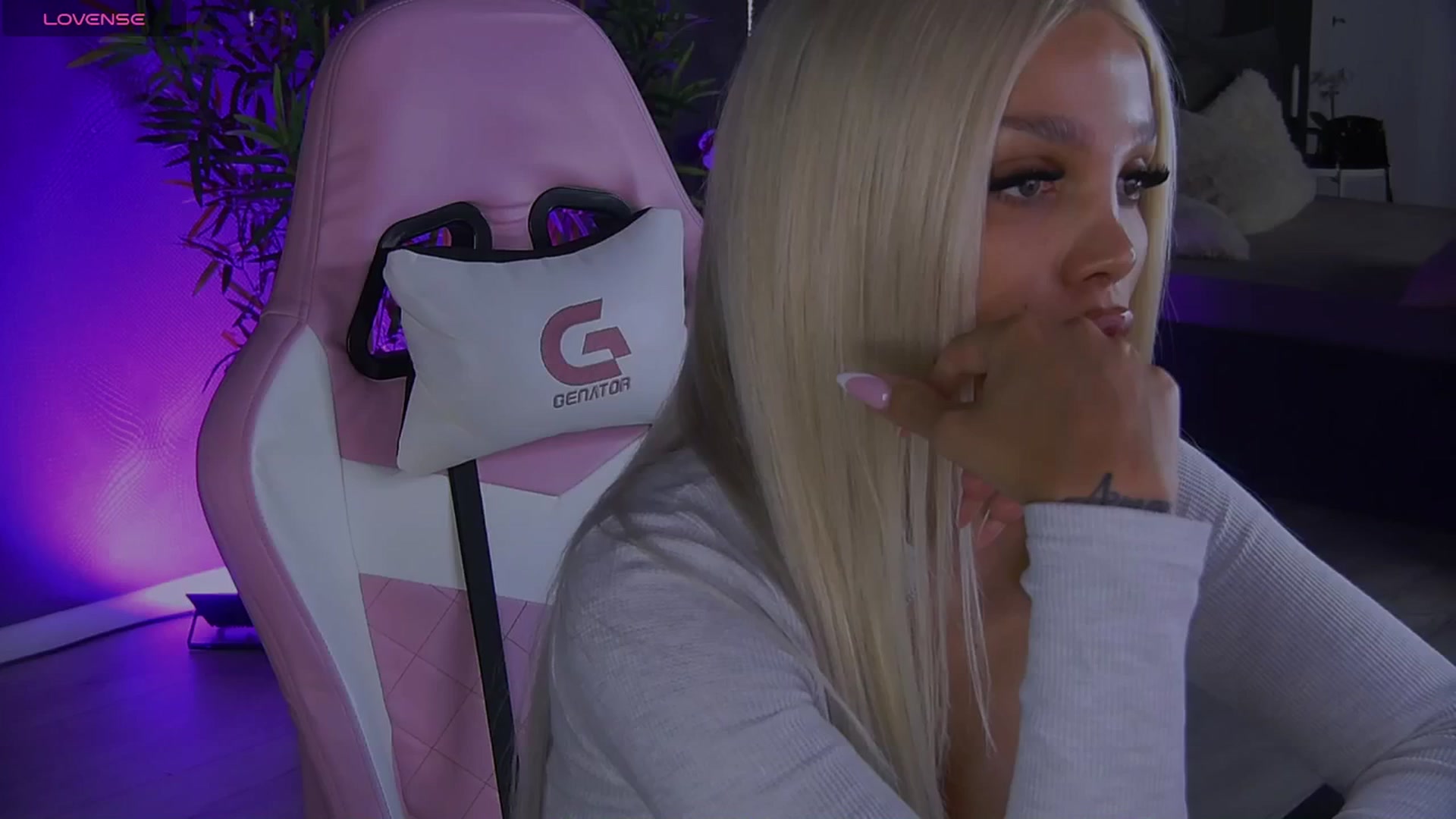 Gallery image thumbnail from Shayblonde's myfreecams stream on, 12/30/2024, 24:32 image 16 of 20