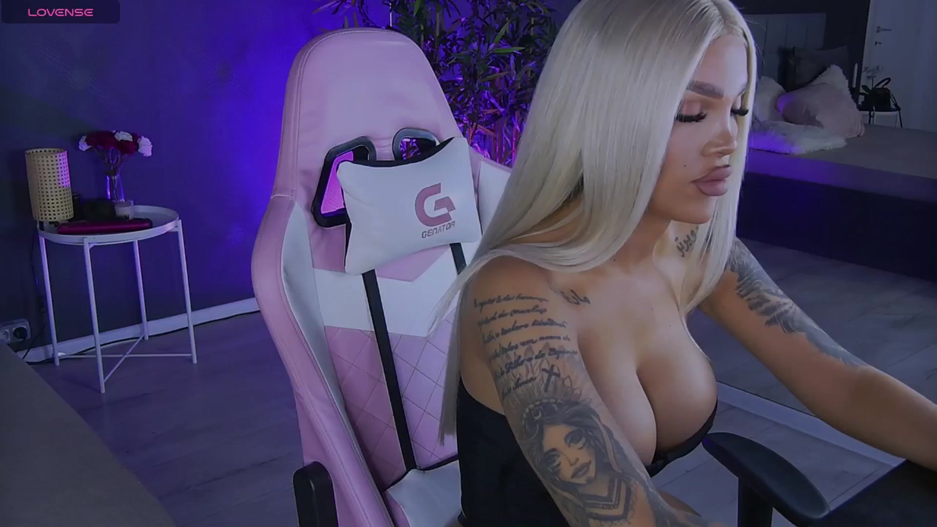 Gallery image thumbnail from Shayblonde's myfreecams stream on, 12/30/2024, 23:21 image 9 of 20