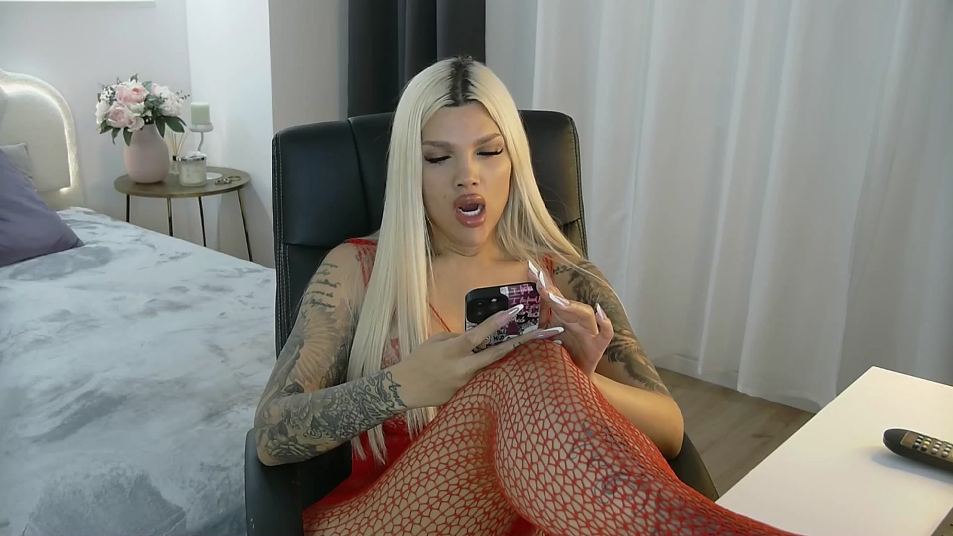 Gallery image thumbnail from Shayblonde's myfreecams stream on, 05/18/2025, 23:47 image 6 of 20