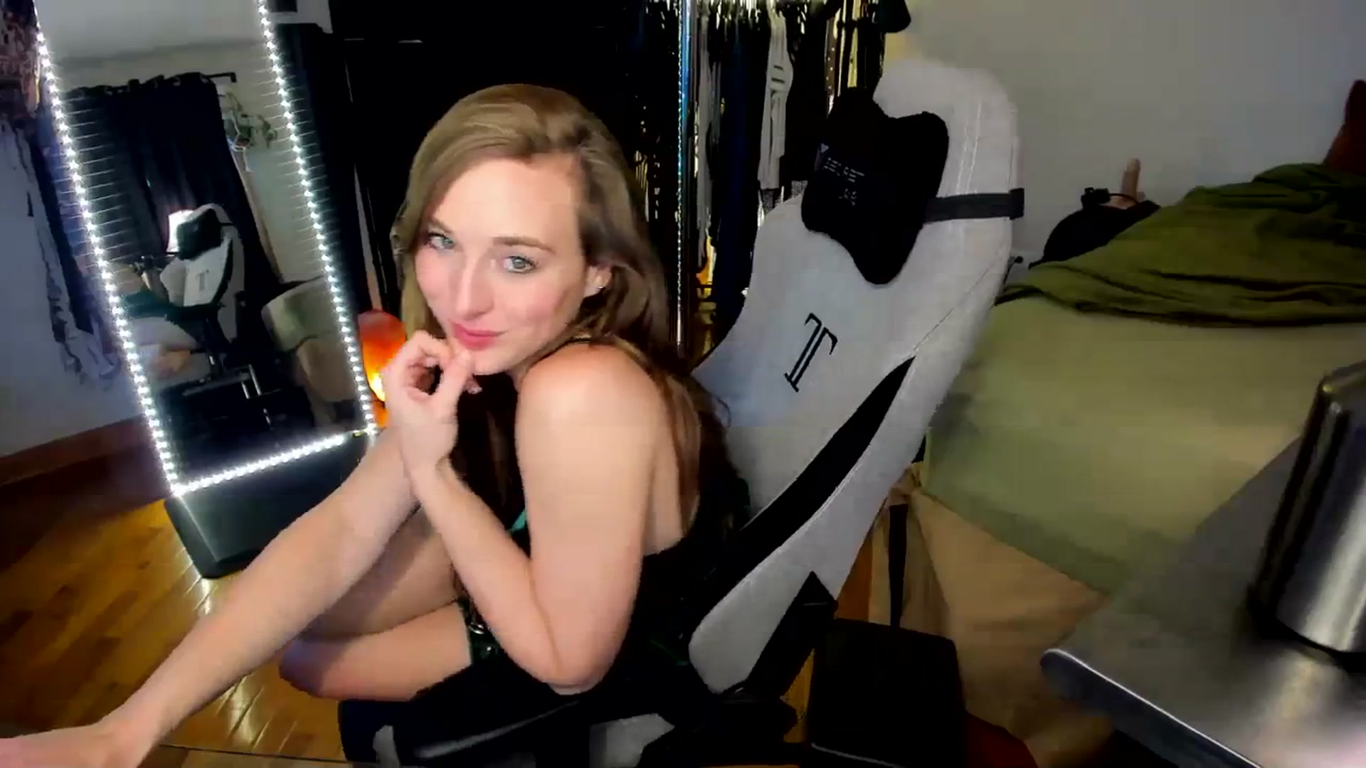 Gallery image thumbnail from She_is_Sam's myfreecams stream on, 12/22/2023, 19:41 image 4 of 20