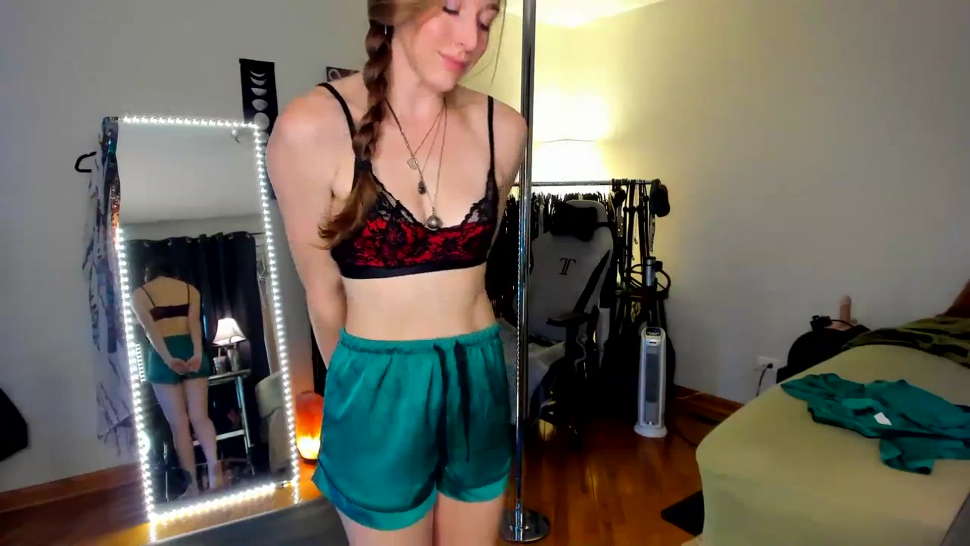 Gallery image thumbnail from She_is_Sam's myfreecams stream on, 12/26/2023, 20:22 image 12 of 20