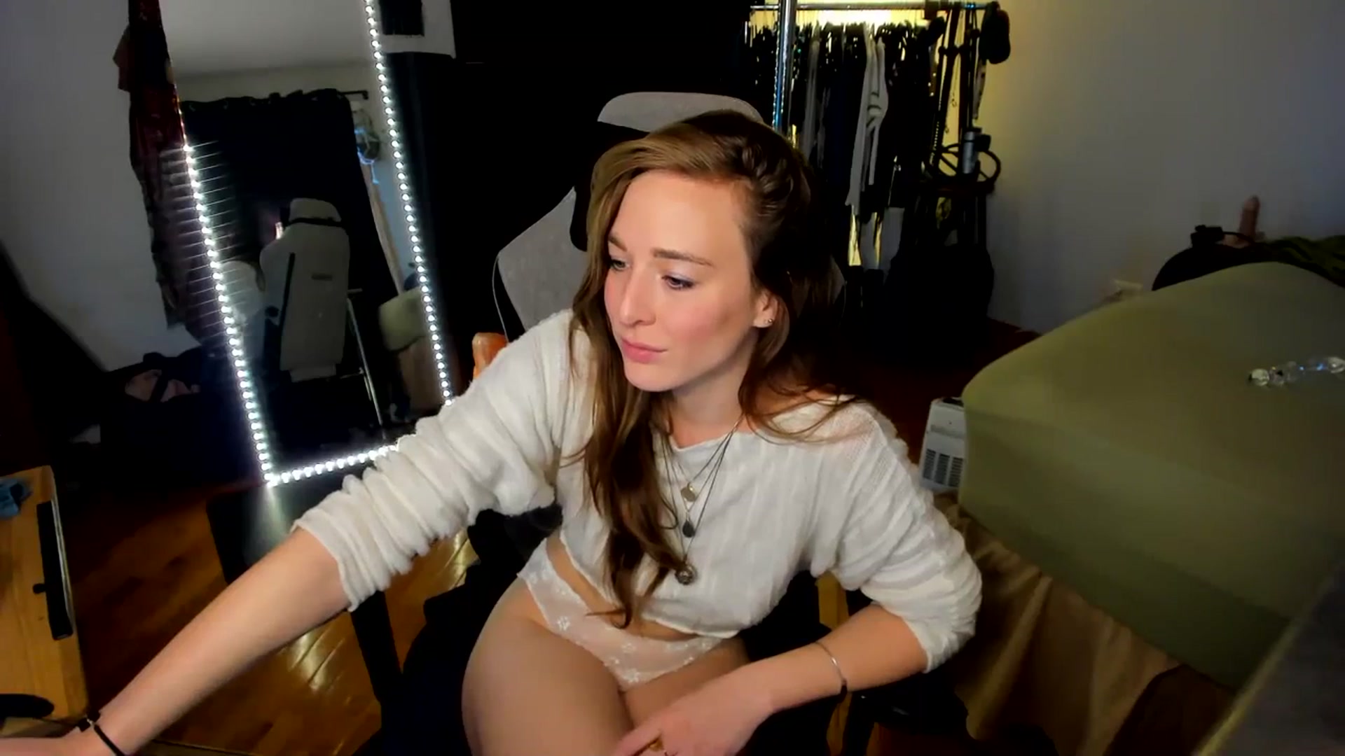 Gallery image thumbnail from She_is_Sam's myfreecams stream on, 01/09/2024, 16:46 image 9 of 20