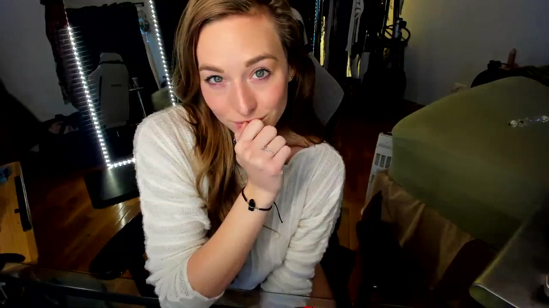 Gallery image thumbnail from She_is_Sam's myfreecams stream on, 01/09/2024, 16:46 image 17 of 20