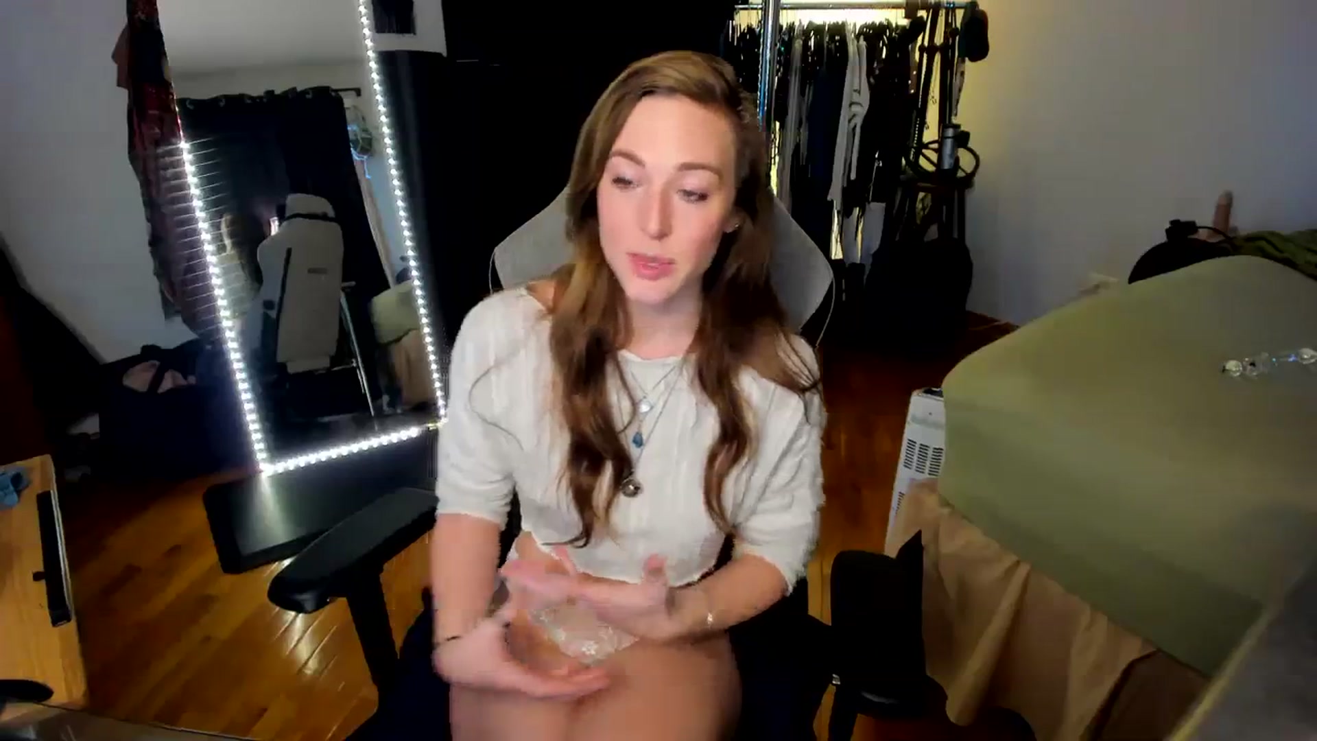 Gallery image thumbnail from She_is_Sam's myfreecams stream on, 01/09/2024, 16:46 image 4 of 20