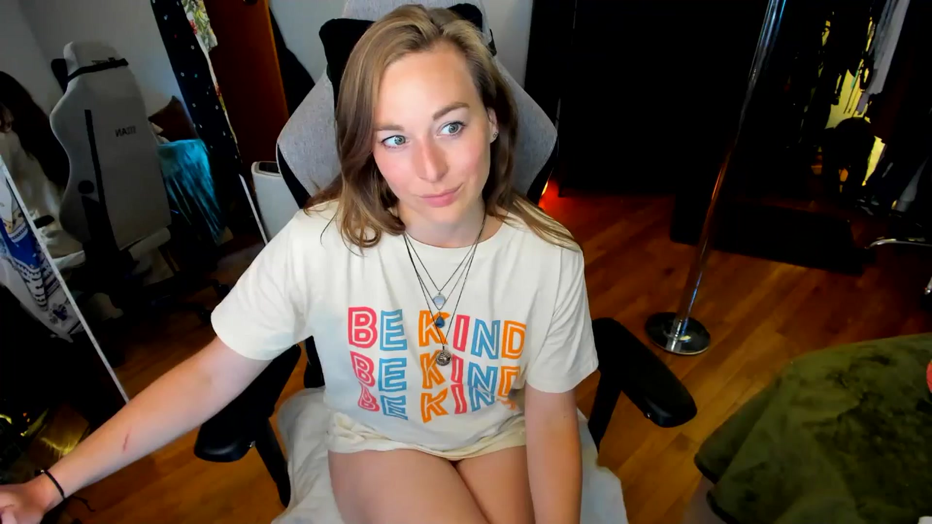 Gallery image thumbnail from She_is_Sam's myfreecams stream on, 06/19/2024, 17:38 image 5 of 20