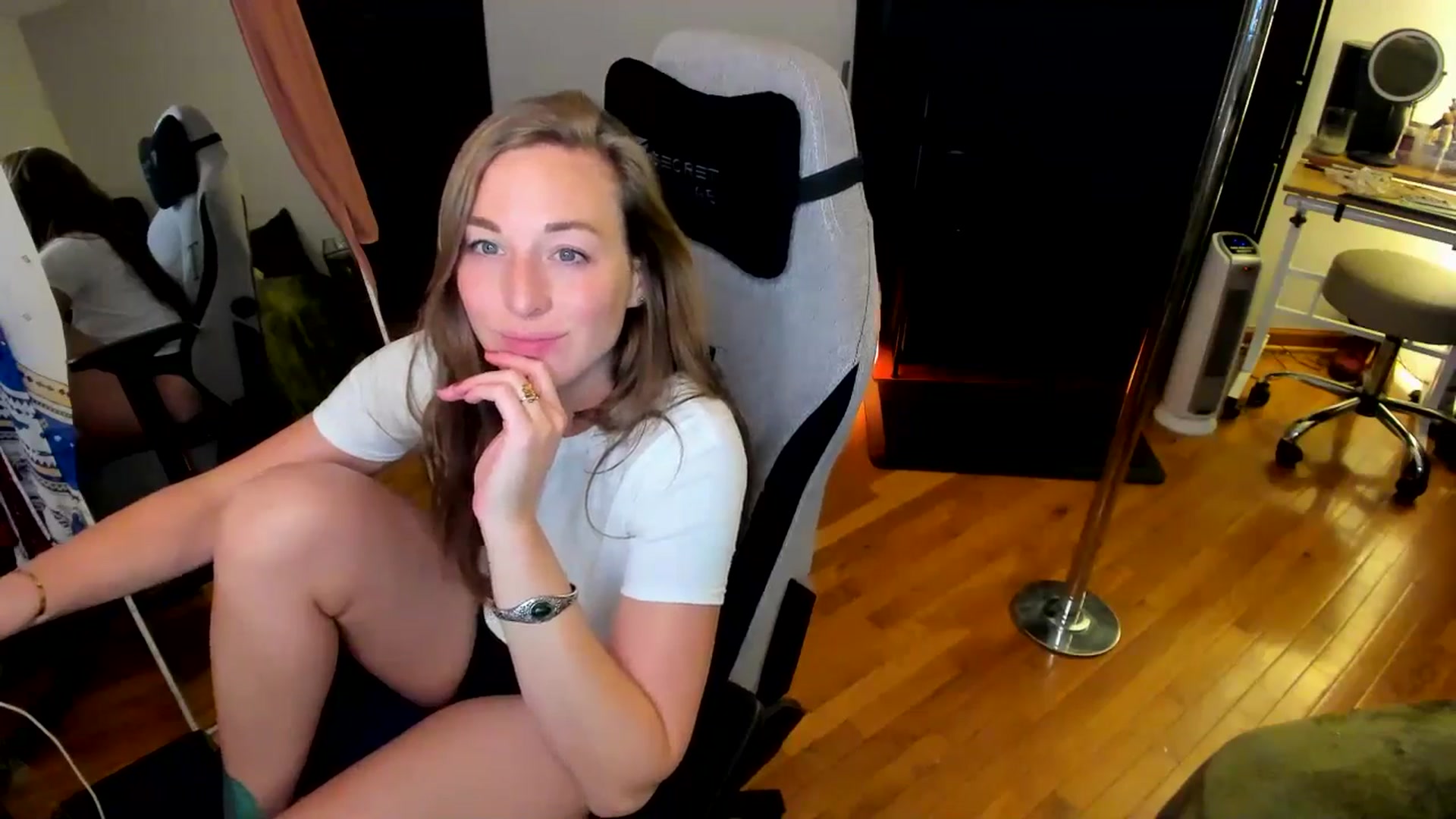 Gallery image thumbnail from She_is_Sam's myfreecams stream on, 09/14/2024, 04:55 image 3 of 20