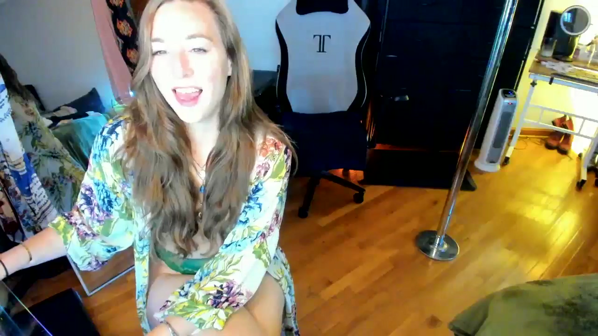 Gallery image thumbnail from She_is_Sam's myfreecams stream on, 09/17/2024, 15:16 image 14 of 20