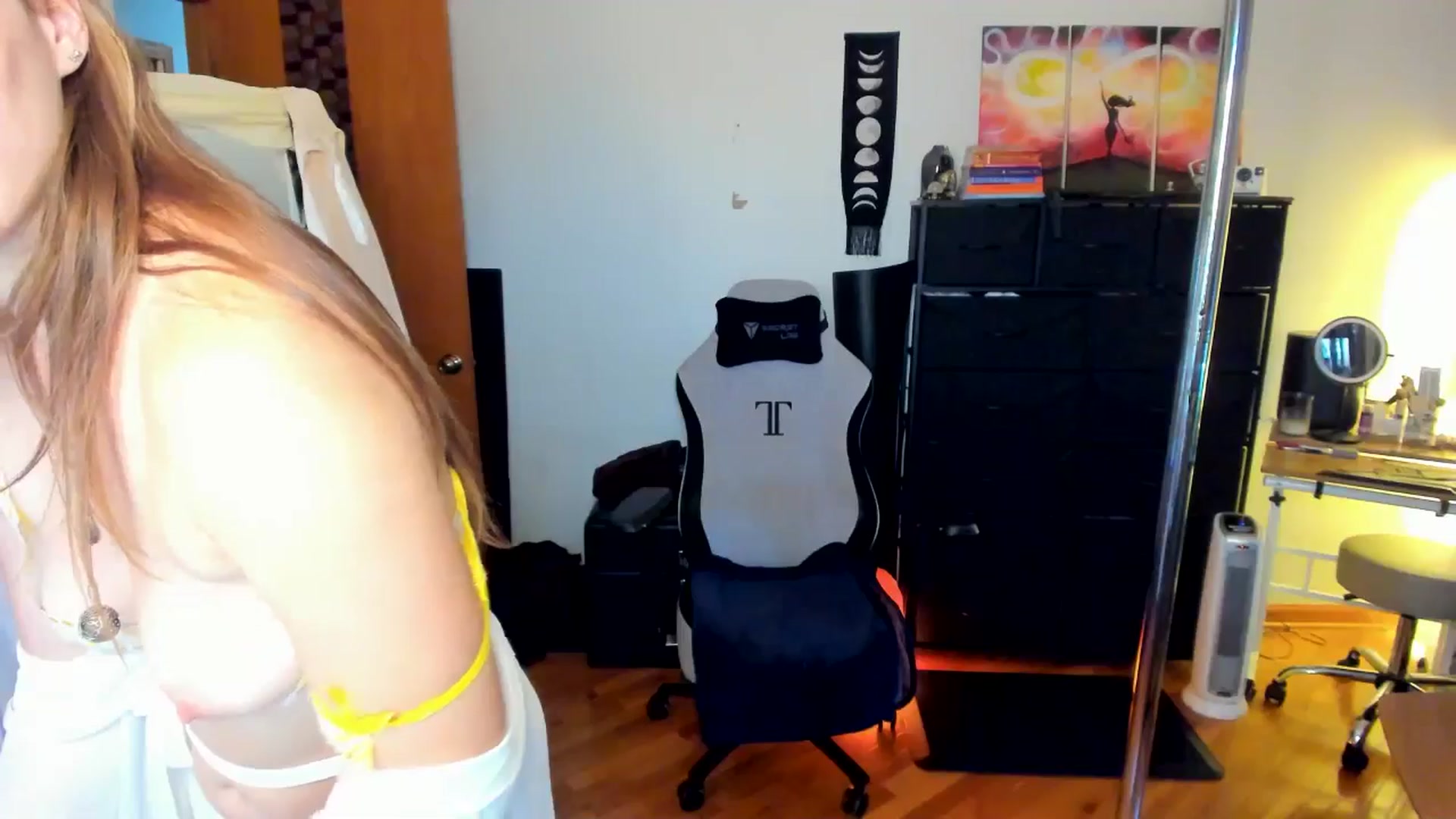 Gallery image thumbnail from She_is_Sam's myfreecams stream on, 09/25/2024, 17:37 image 16 of 20