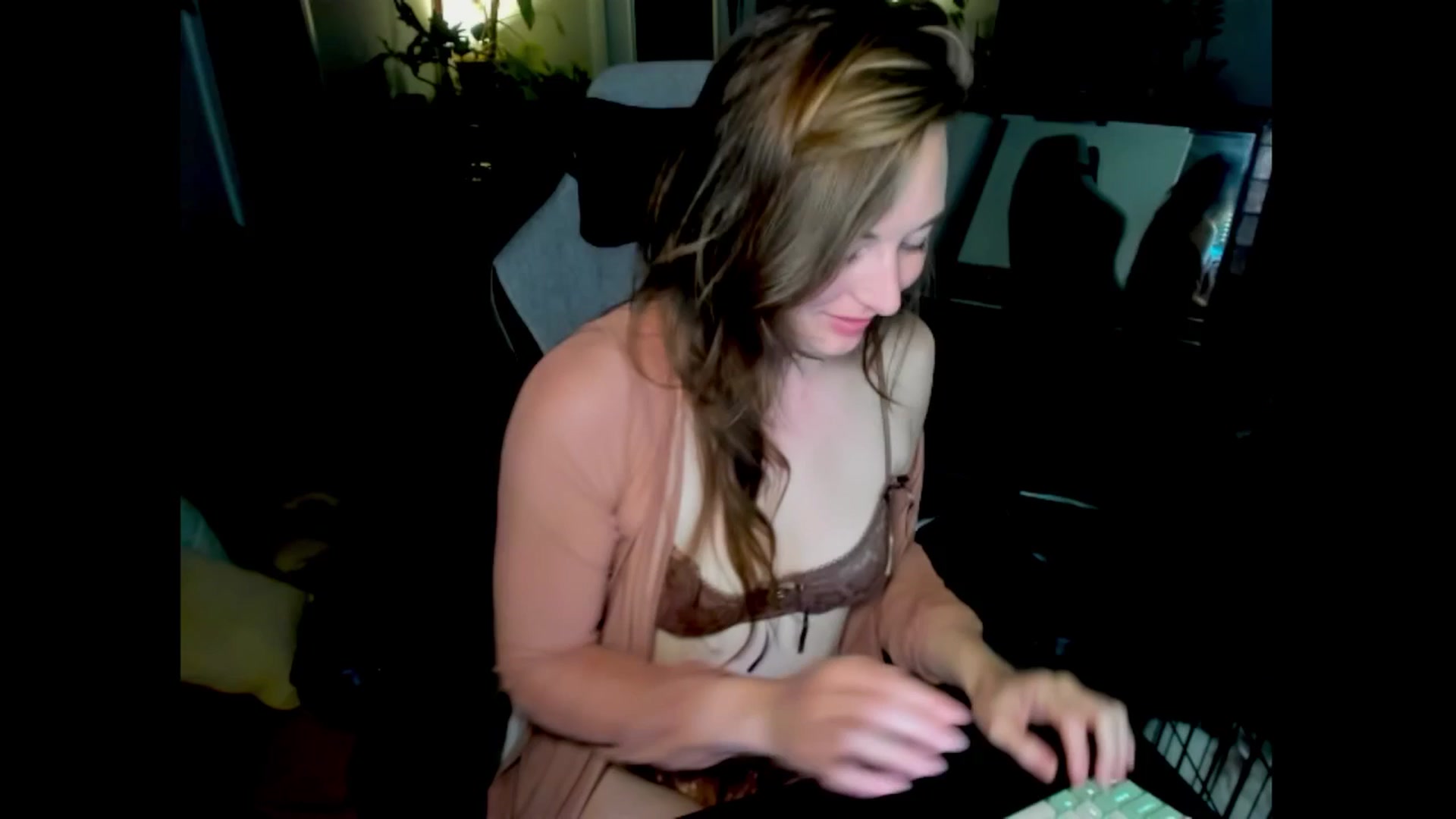 Gallery image thumbnail from She_is_Sam's myfreecams stream on, 02/25/2026, 04:31 image 13 of 20
