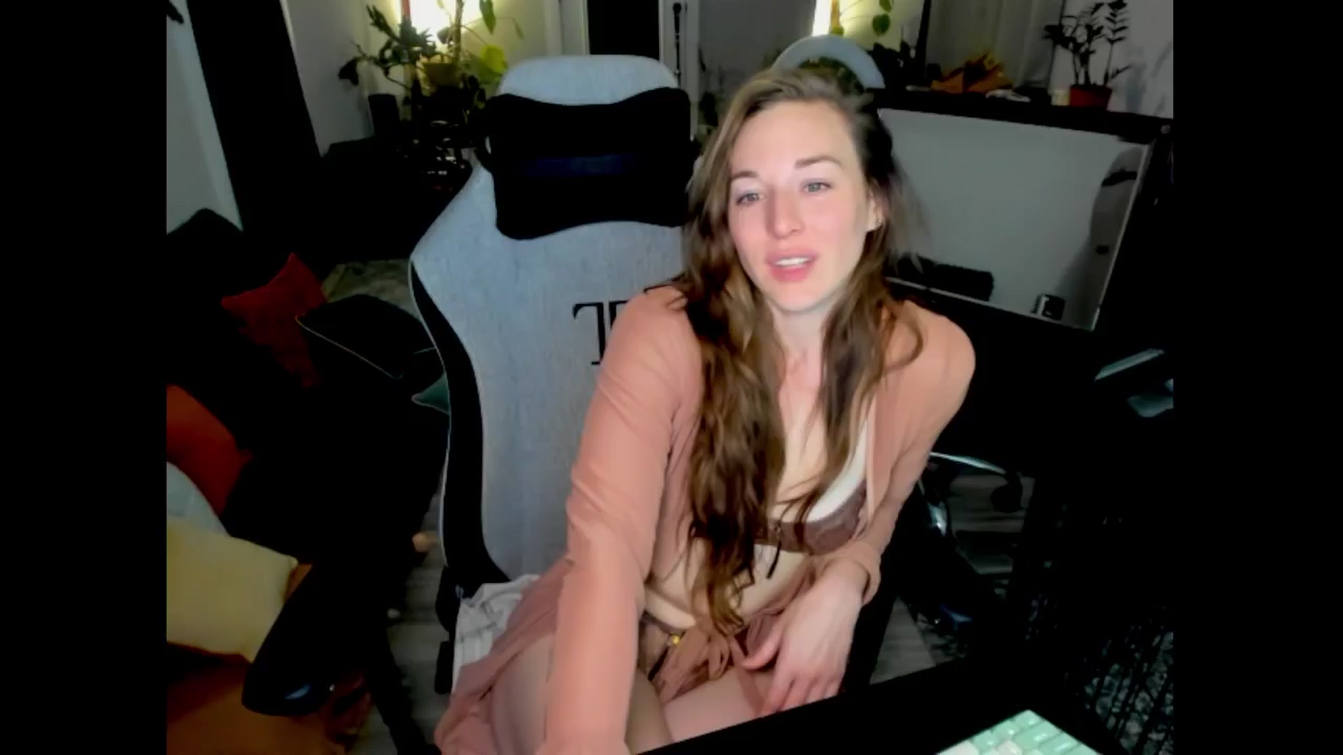 Gallery image thumbnail from She_is_Sam's myfreecams stream on, 02/25/2026, 07:27 image 5 of 20