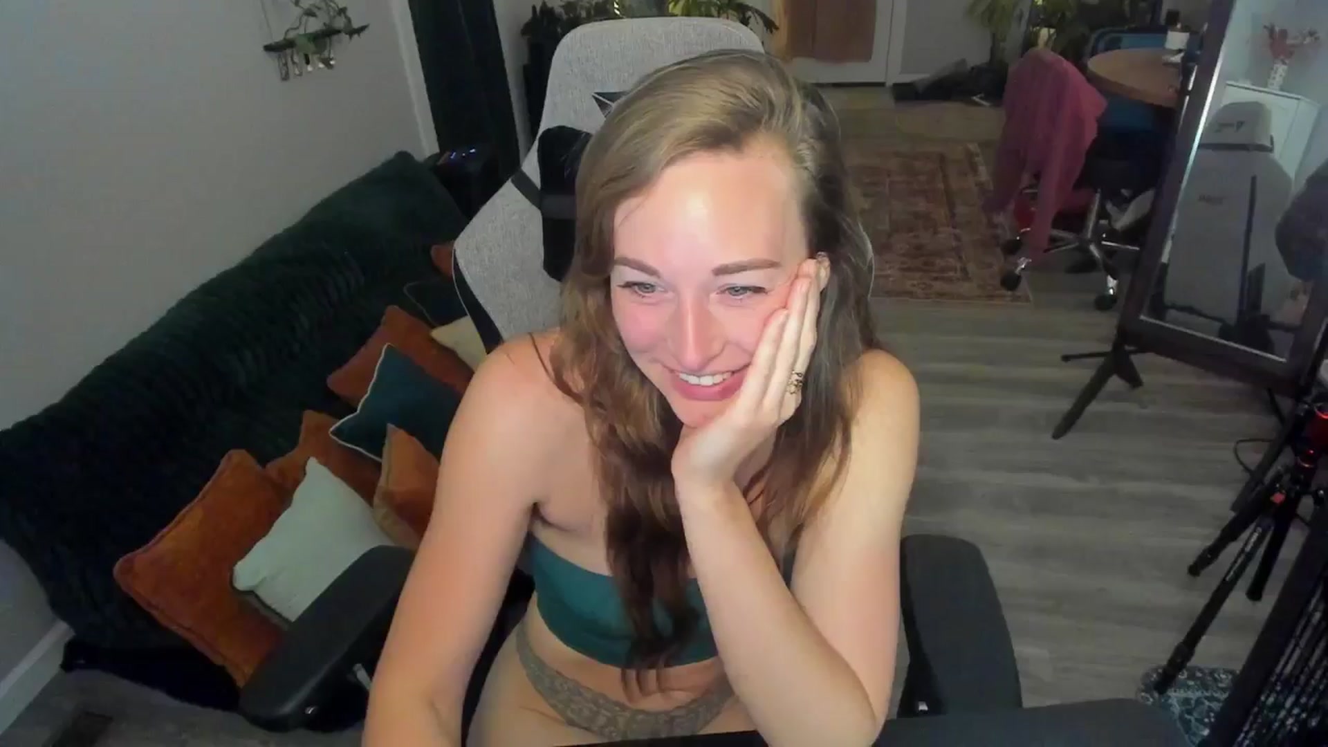Gallery image thumbnail from She_is_Sam's myfreecams stream on, 04/23/2026, 04:23 image 6 of 20