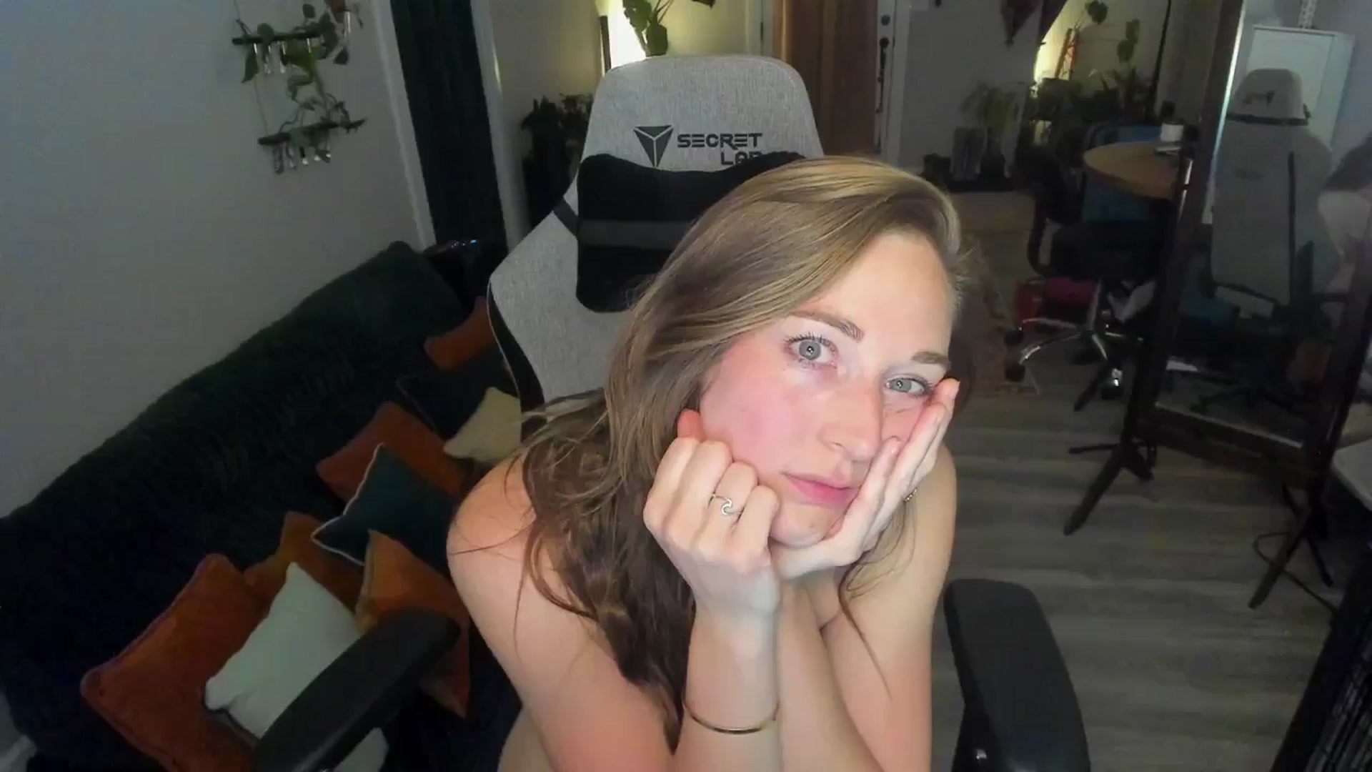 Gallery image thumbnail from She_is_Sam's myfreecams stream on, 04/24/2026, 04:15 image 16 of 20