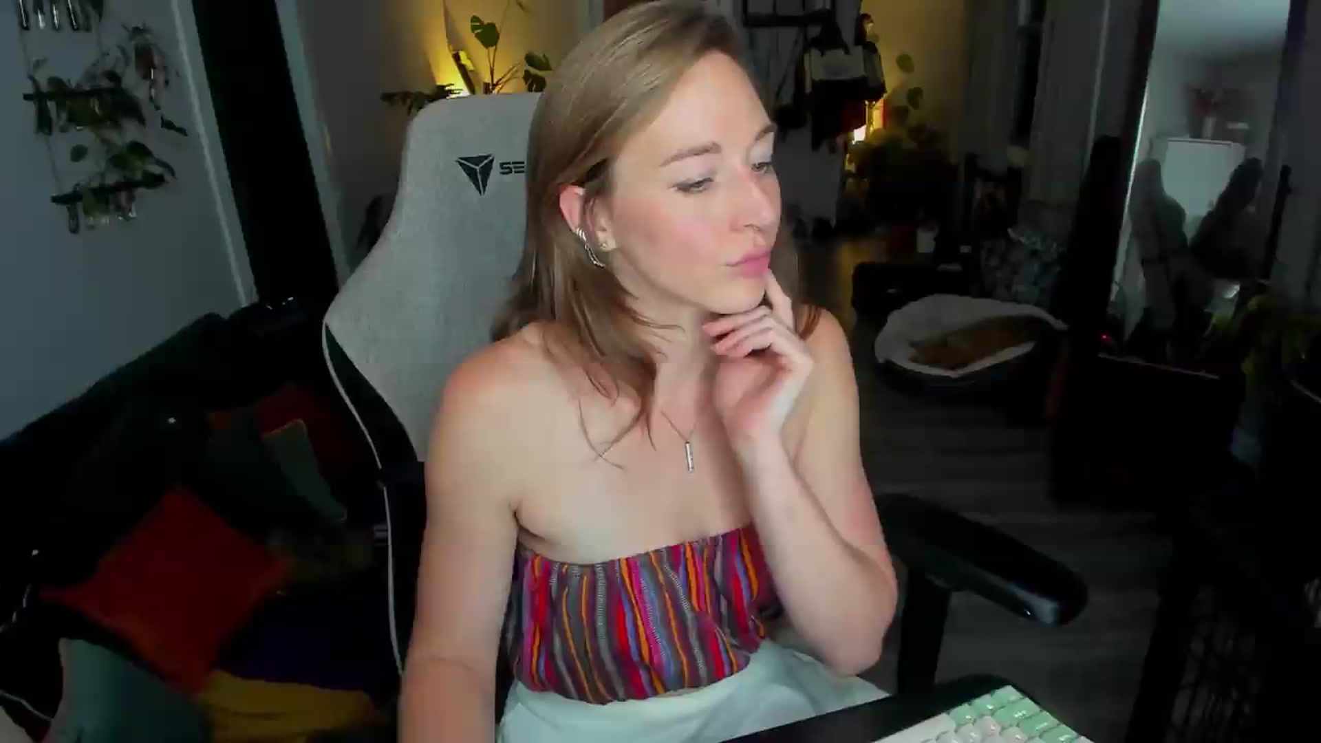 Gallery image thumbnail from She_is_Sam's myfreecams stream on, 06/03/2026, 05:01 image 17 of 20