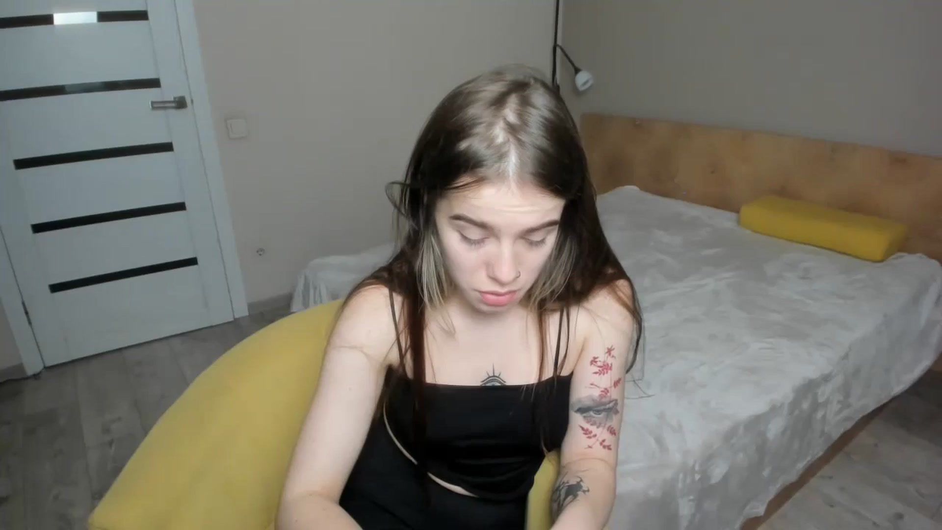 Gallery image thumbnail from ShellyMoon's myfreecams stream on, 12/30/2024, 24:52 image 7 of 20
