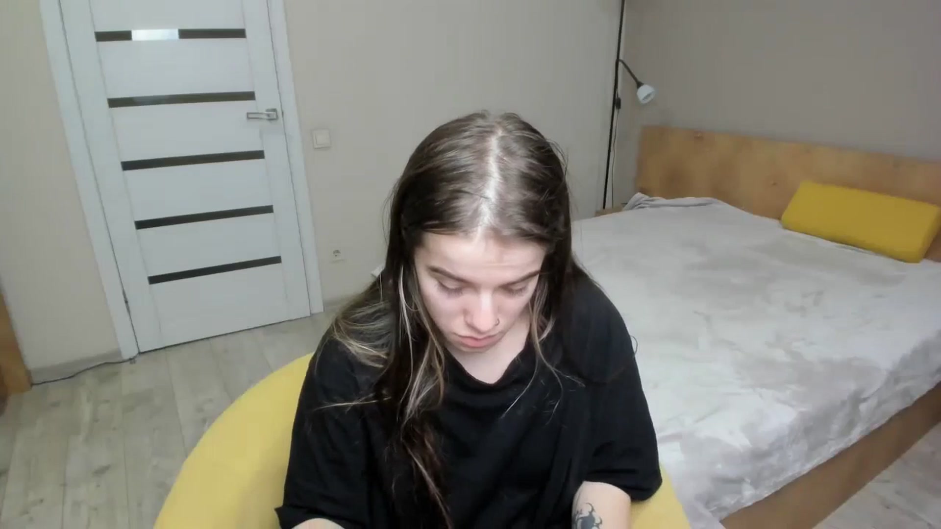 Gallery image thumbnail from ShellyMoon's myfreecams stream on, 12/30/2024, 22:25 image 17 of 20