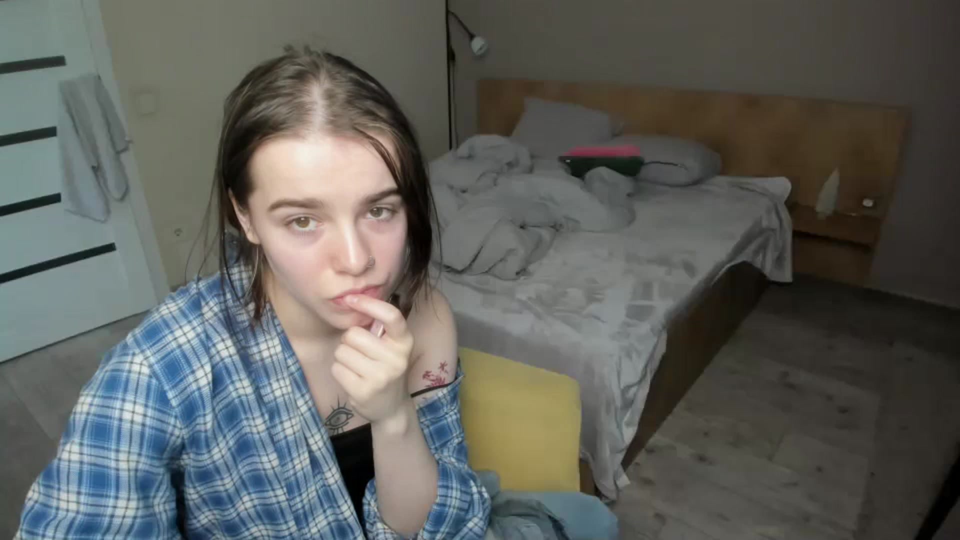 Gallery image thumbnail from ShellyMoon's myfreecams stream on, 01/06/2025, 14:41 image 1 of 20